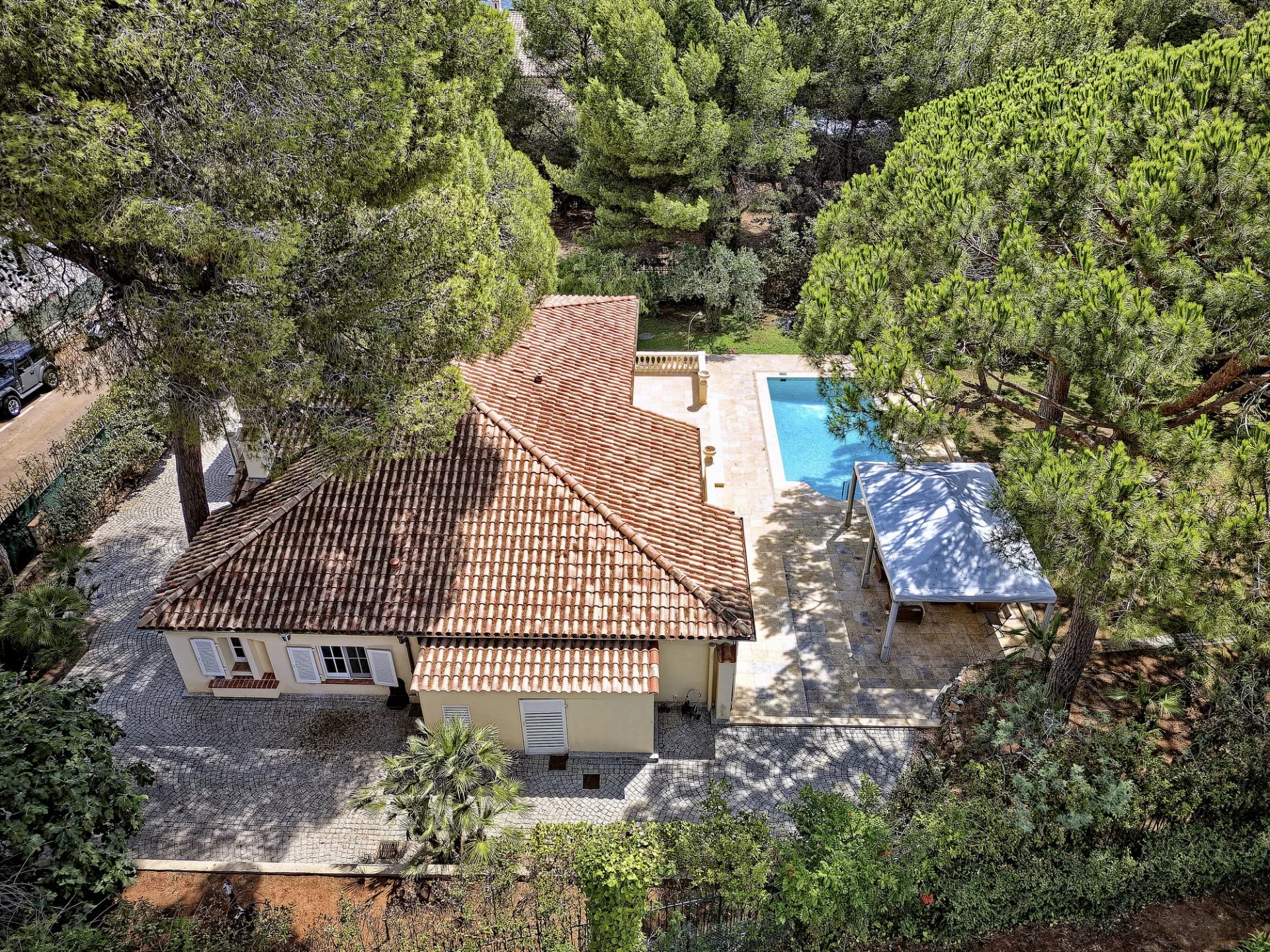 Cap d'Antibes - Villa avec aperçu mer, à pieds de la Garoupe