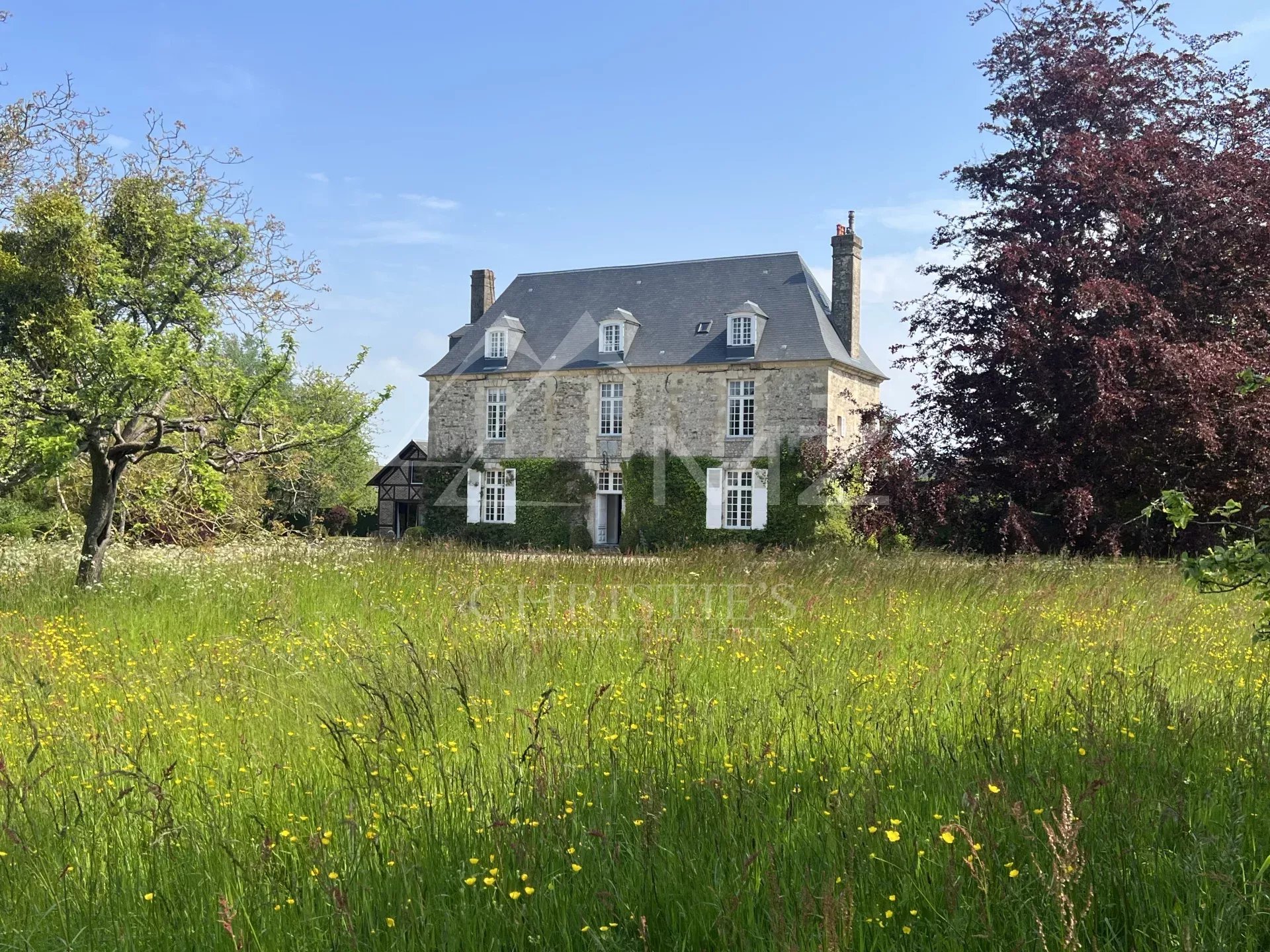 ELEGANT MANOR OF THE 18th-C WITH DEPENDANCIES CLOSE TO THE SEA