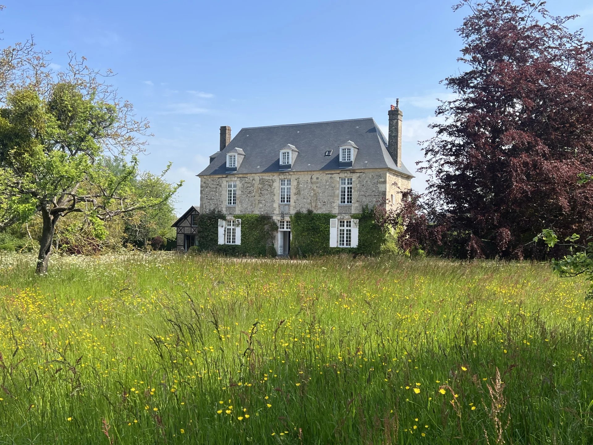 ELEGANT MANOIR DU XVIIIème AVEC DÉPENDANCES PROCHE DE LA MER