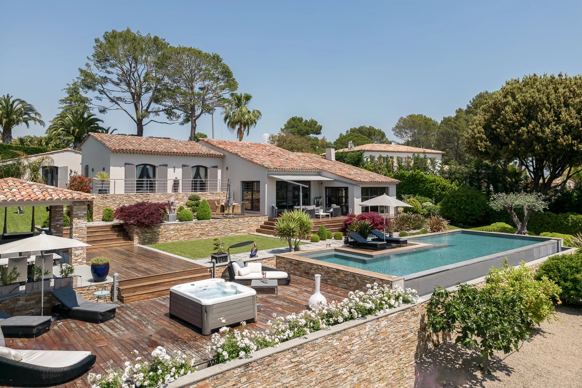 Domaine sécurisé, villa de plain-pied avec vue dégagée