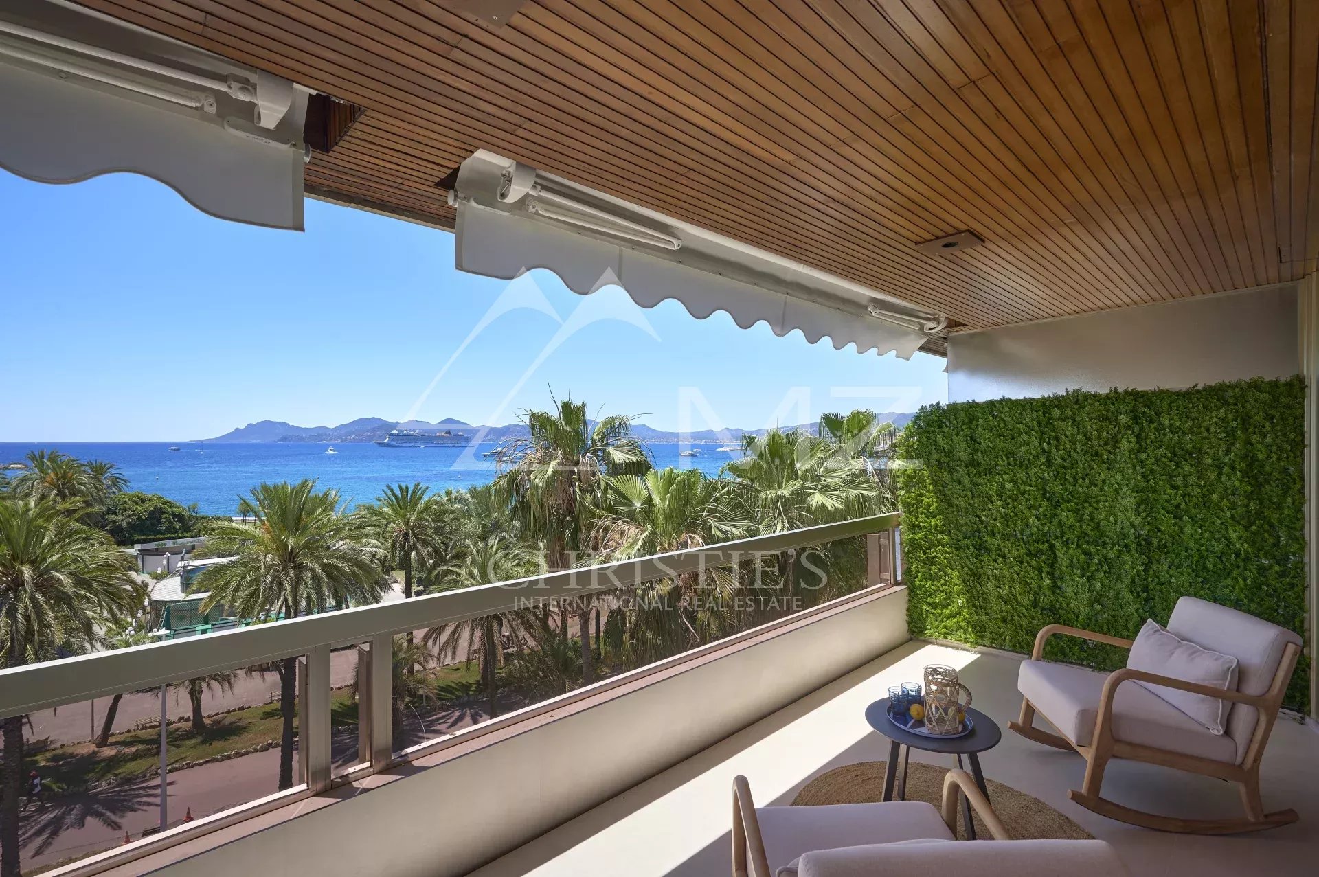 Cannes Croisette - 3-Zimmerwohnung komplett renoviert mit Panorama-Meerblick