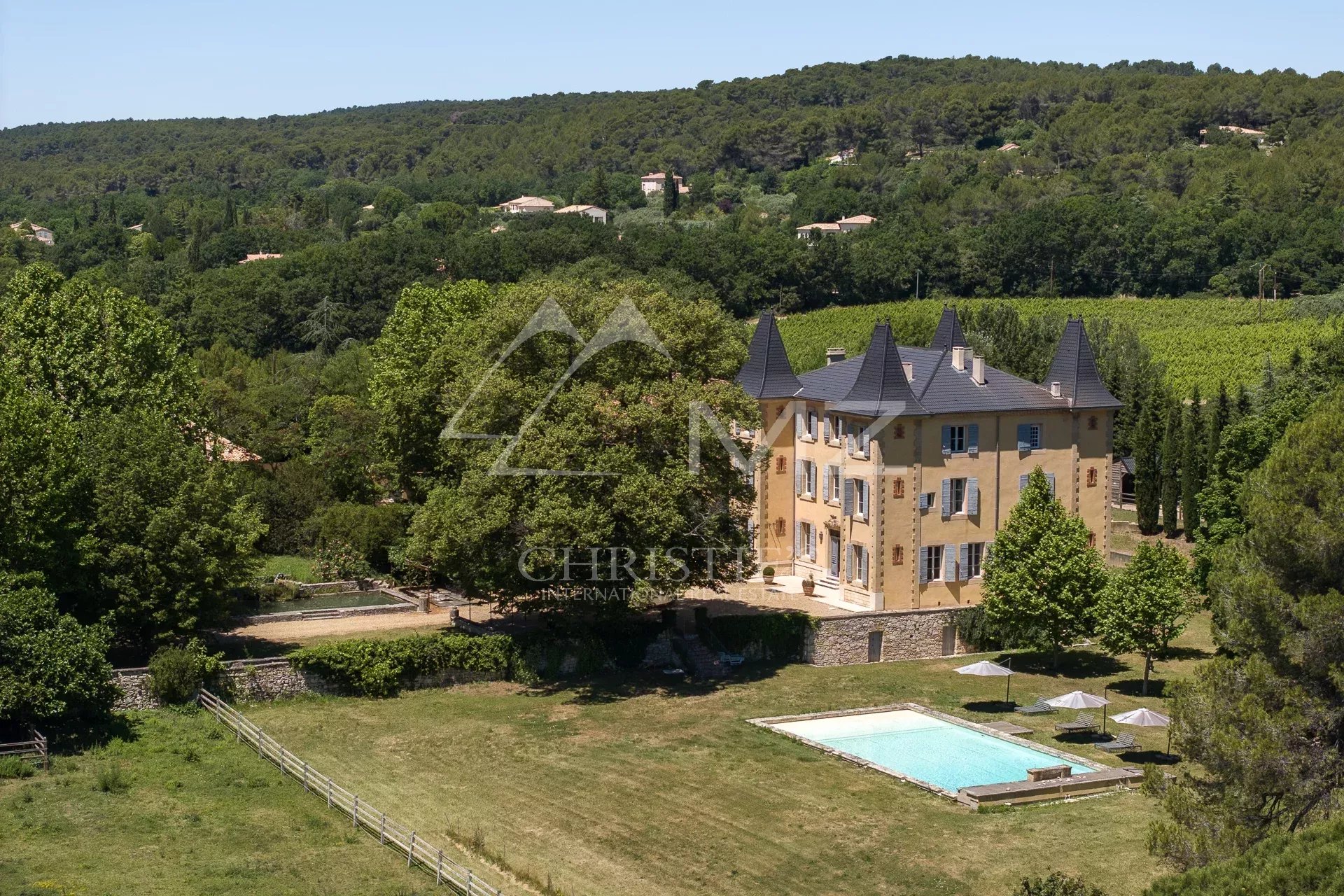 Magnificent property with 18th Century Castle full renovated and outbuildings