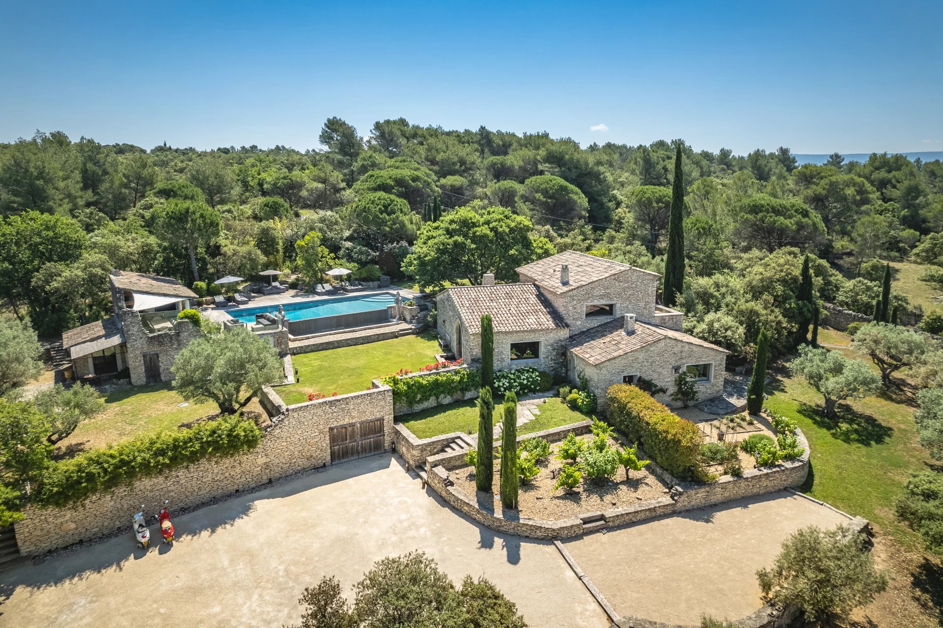 Gordes - Magnifique propriété avec  vue dégagée