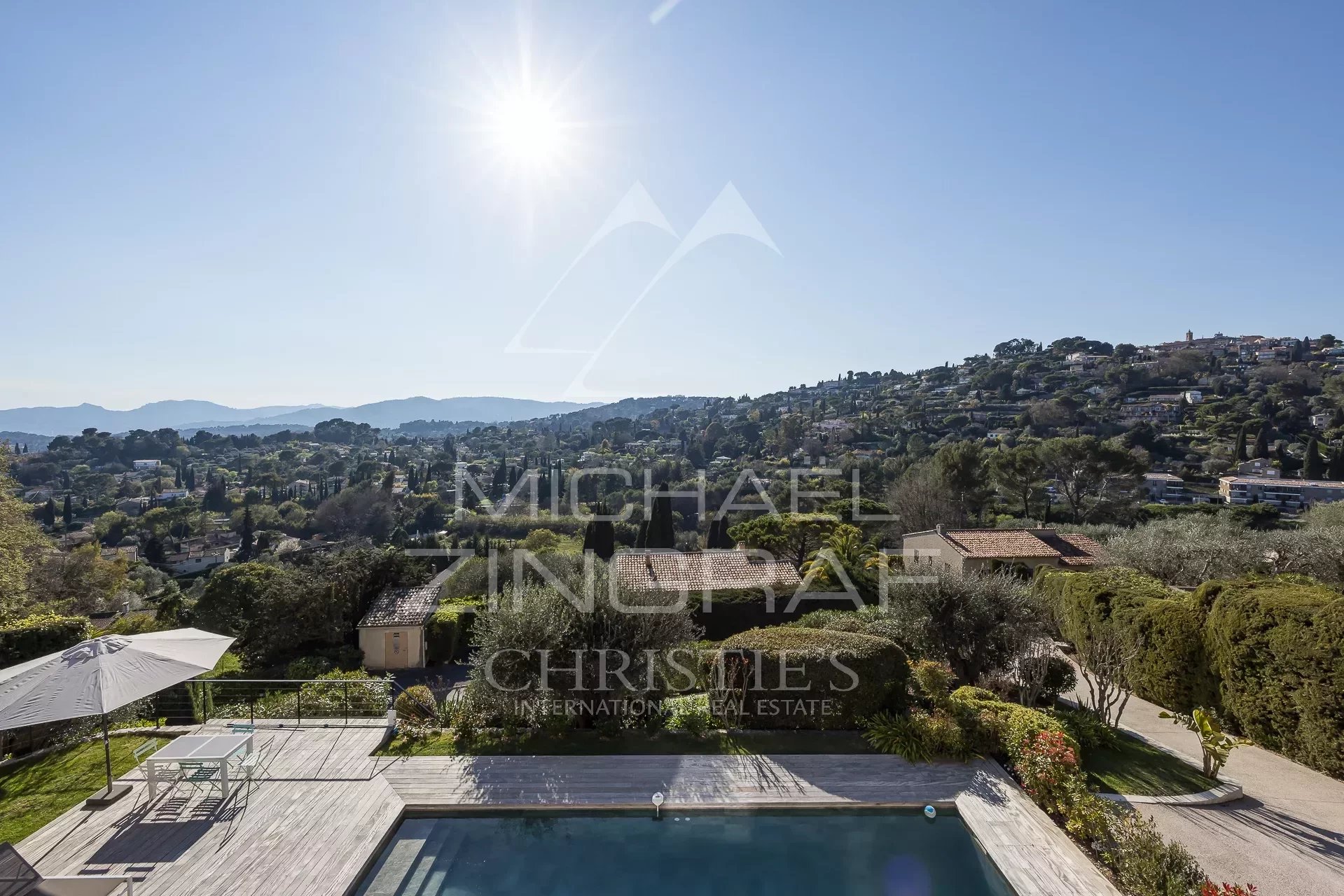 MOUGINS  - Domaine fermé, vue collines et village