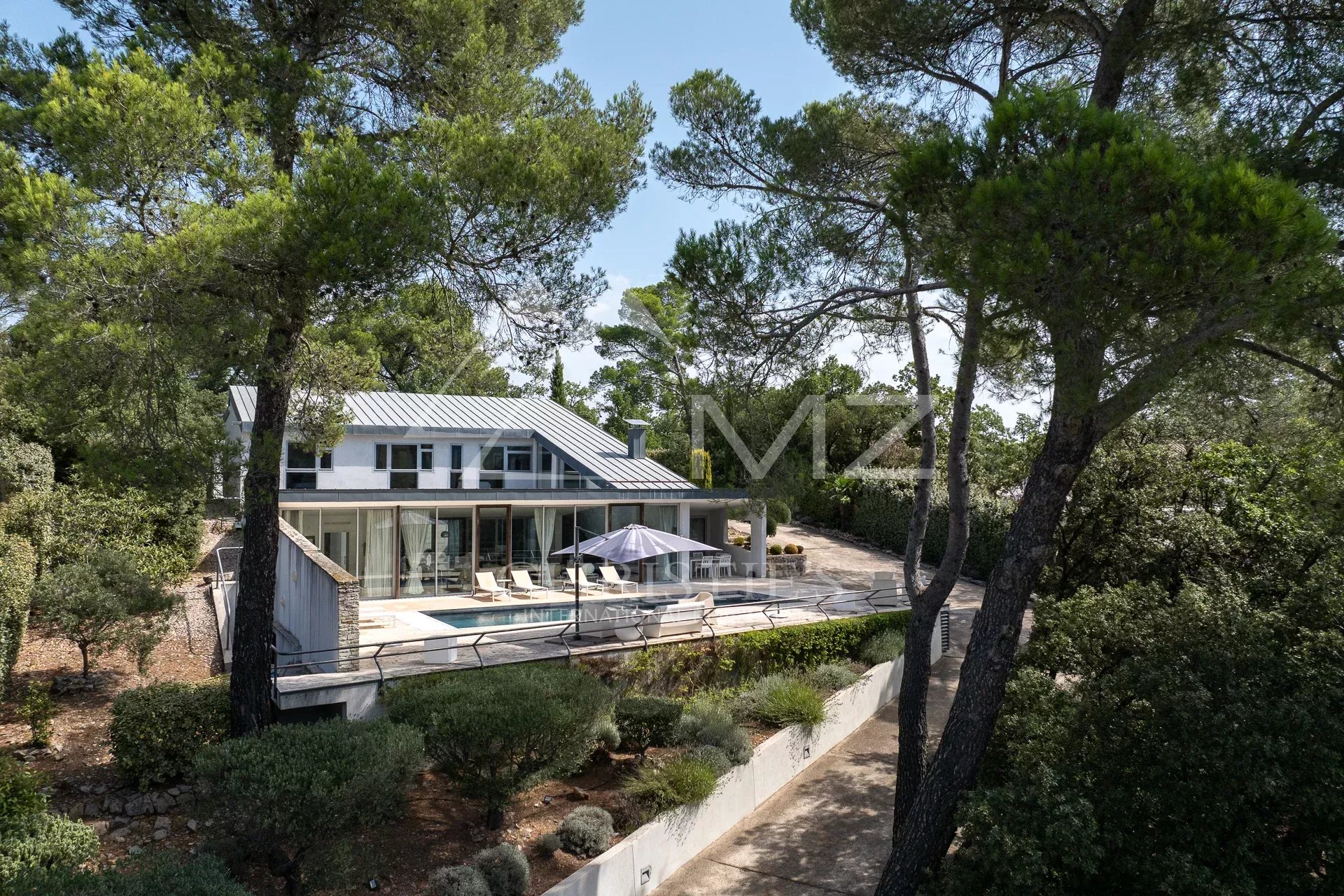 Maison d'architecte dans un domaine