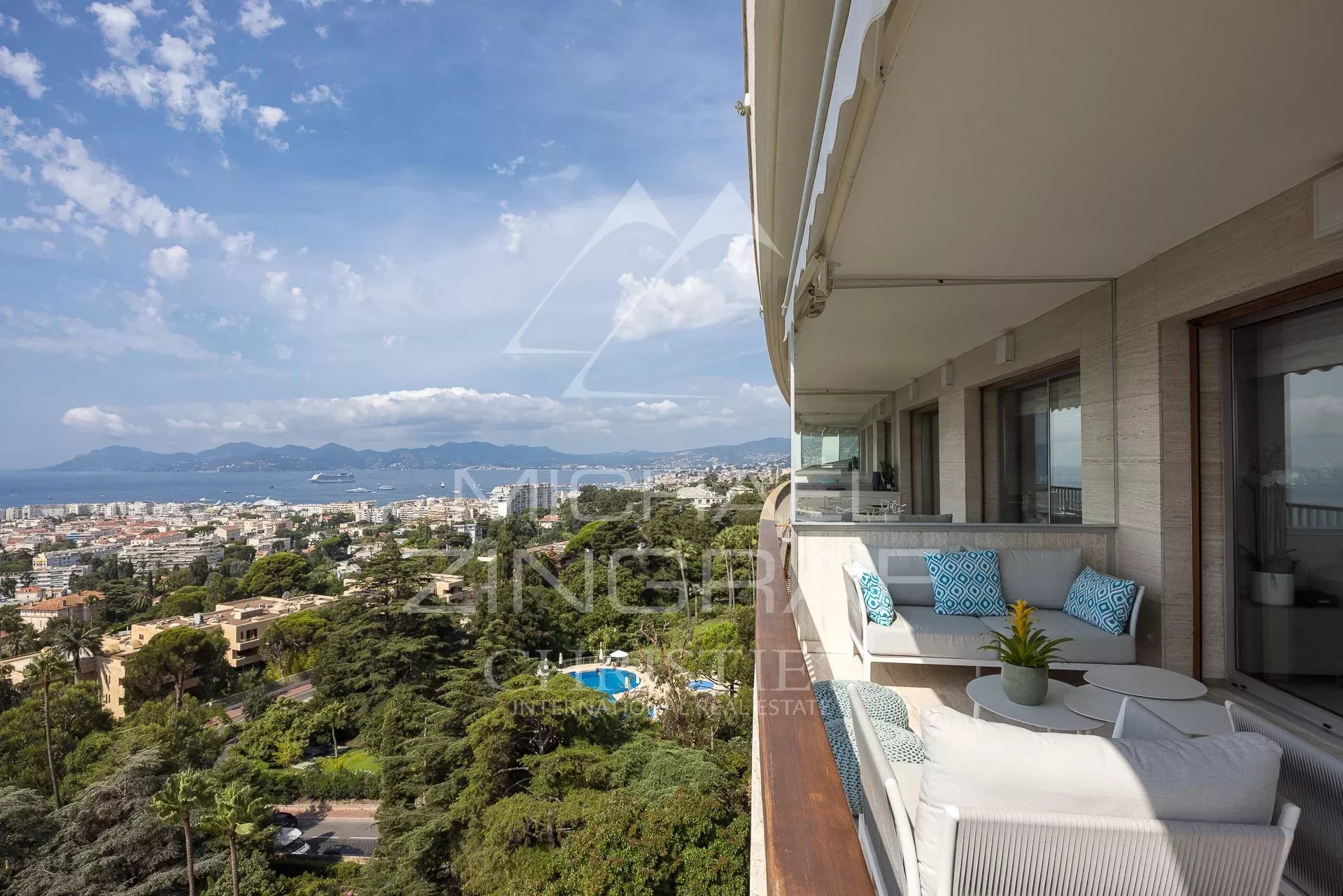 SOLE AGENT: Superb contemporary apartment with sea view