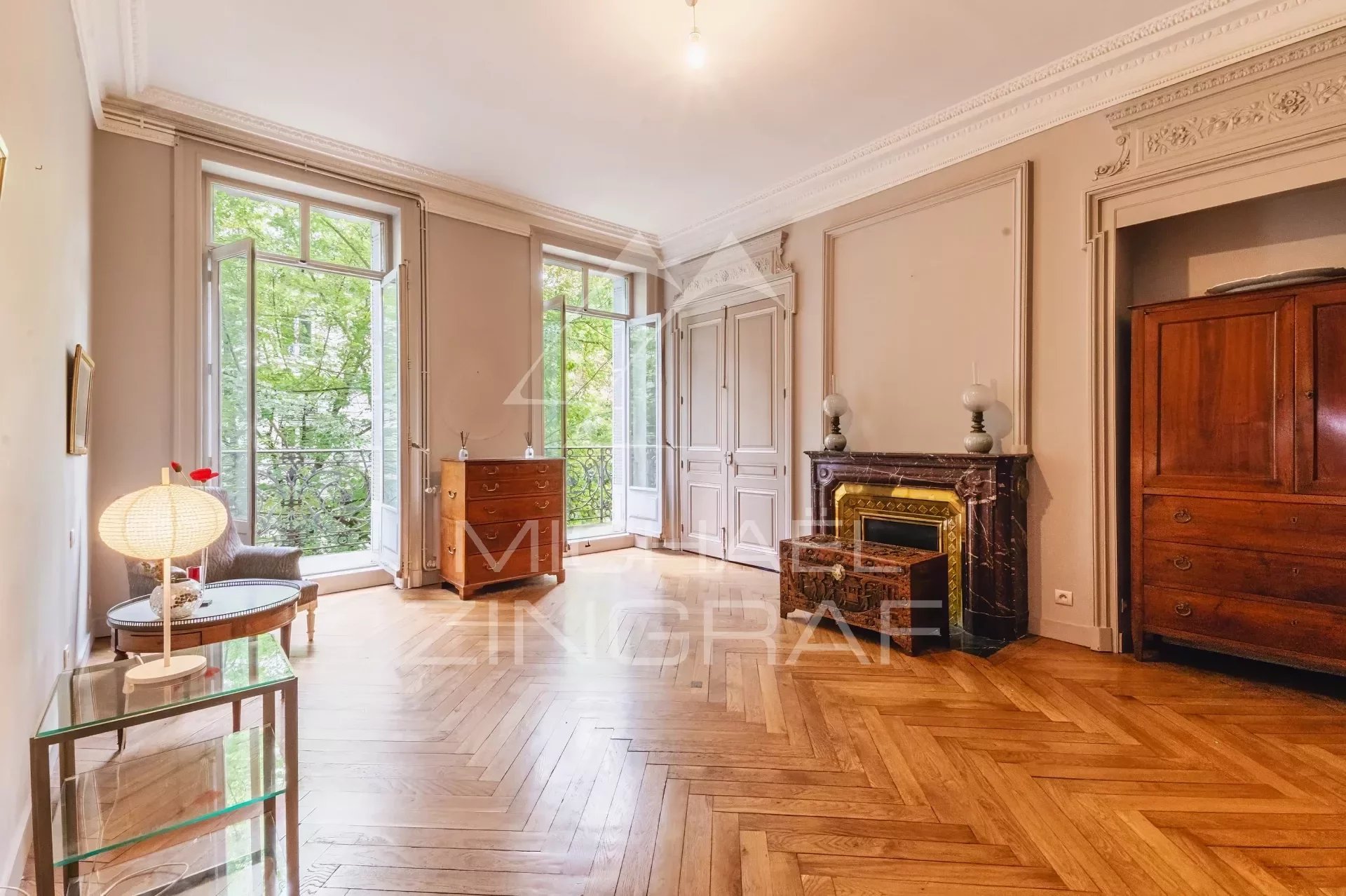 Superbe appartement d'angle dans immeuble Haussmannien