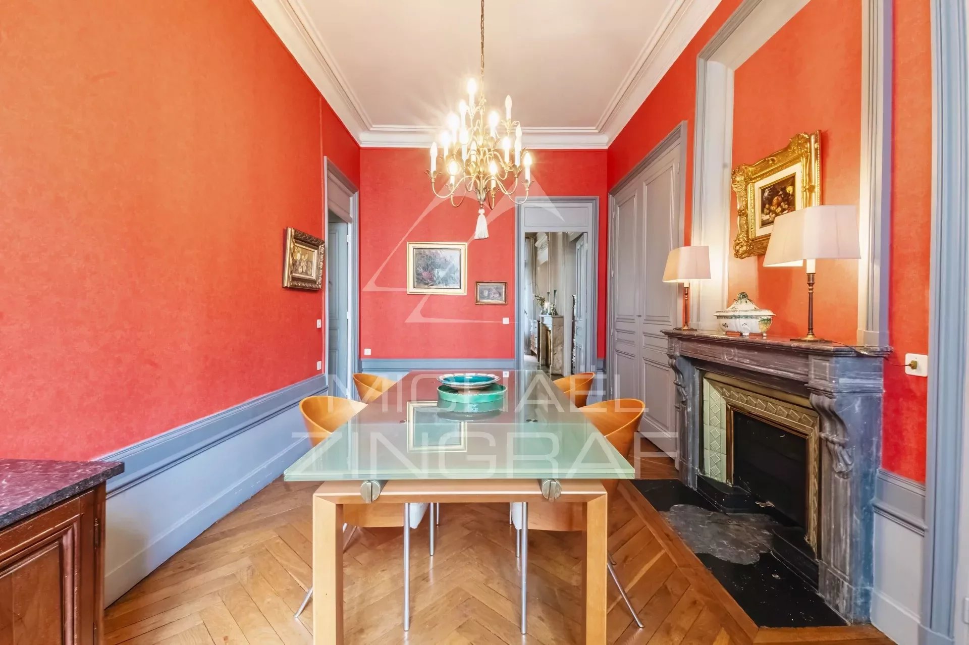 Superbe appartement d'angle dans immeuble Haussmannien