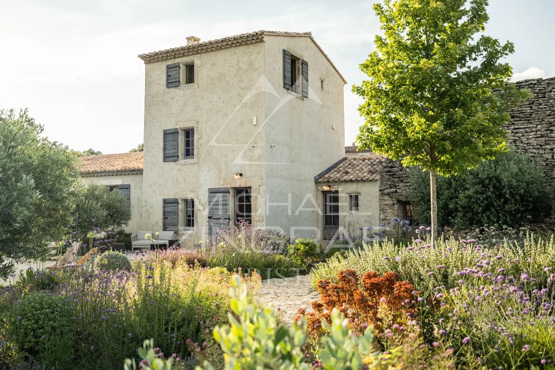 Mas provençal with exceptional view of the village of Gordes