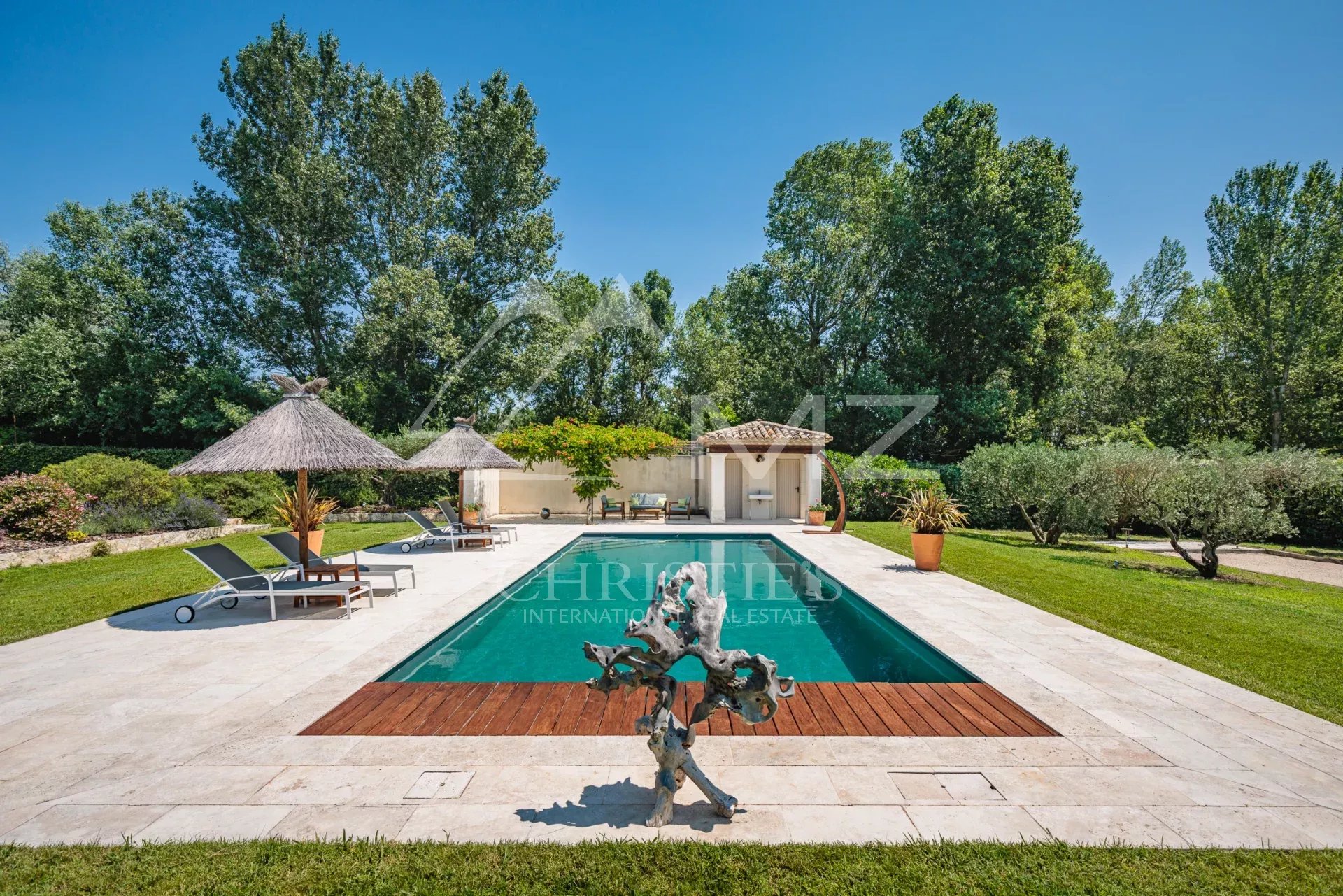 Mas provencal avec jardin paysager et vue sur les Alpilles