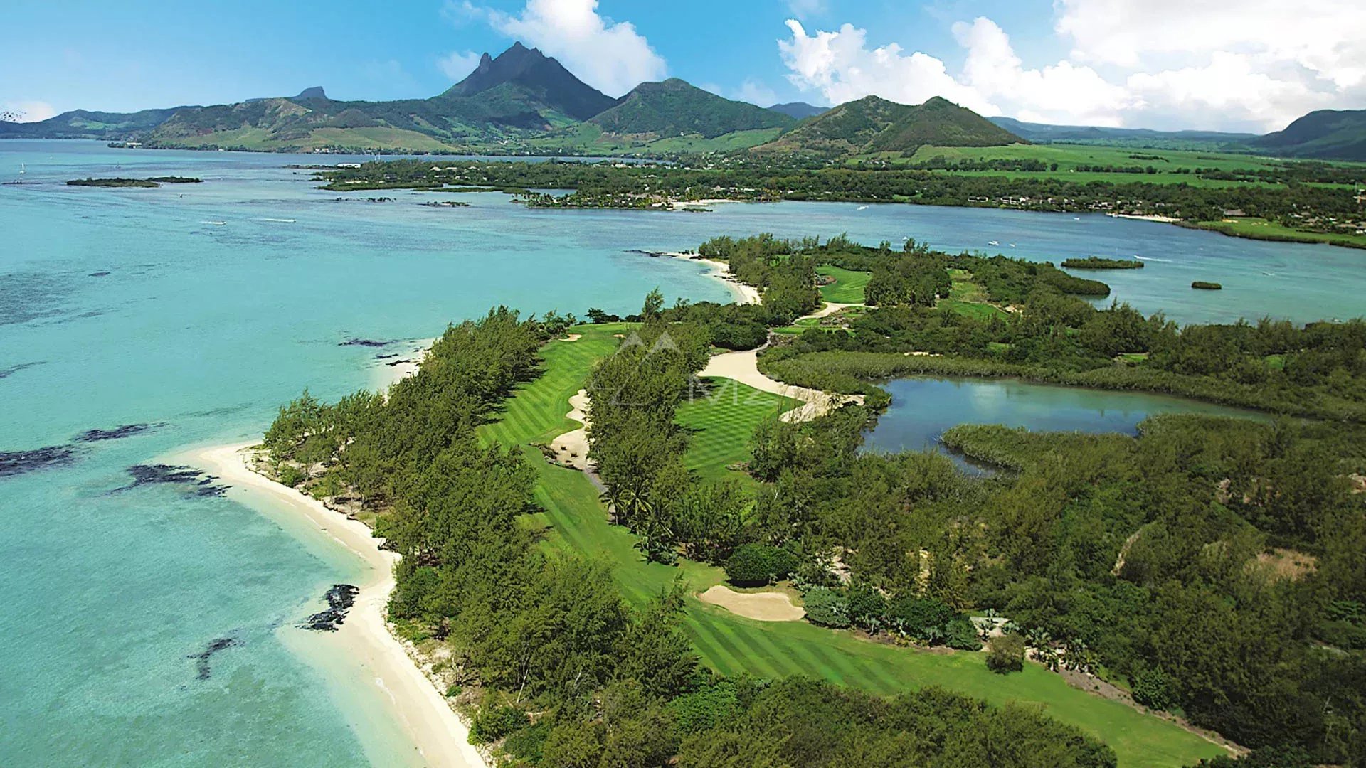 Mauritius – freistehende Villa mit 4 Schlafzimmern, intim, Blick auf den Golfplatz und die Berge