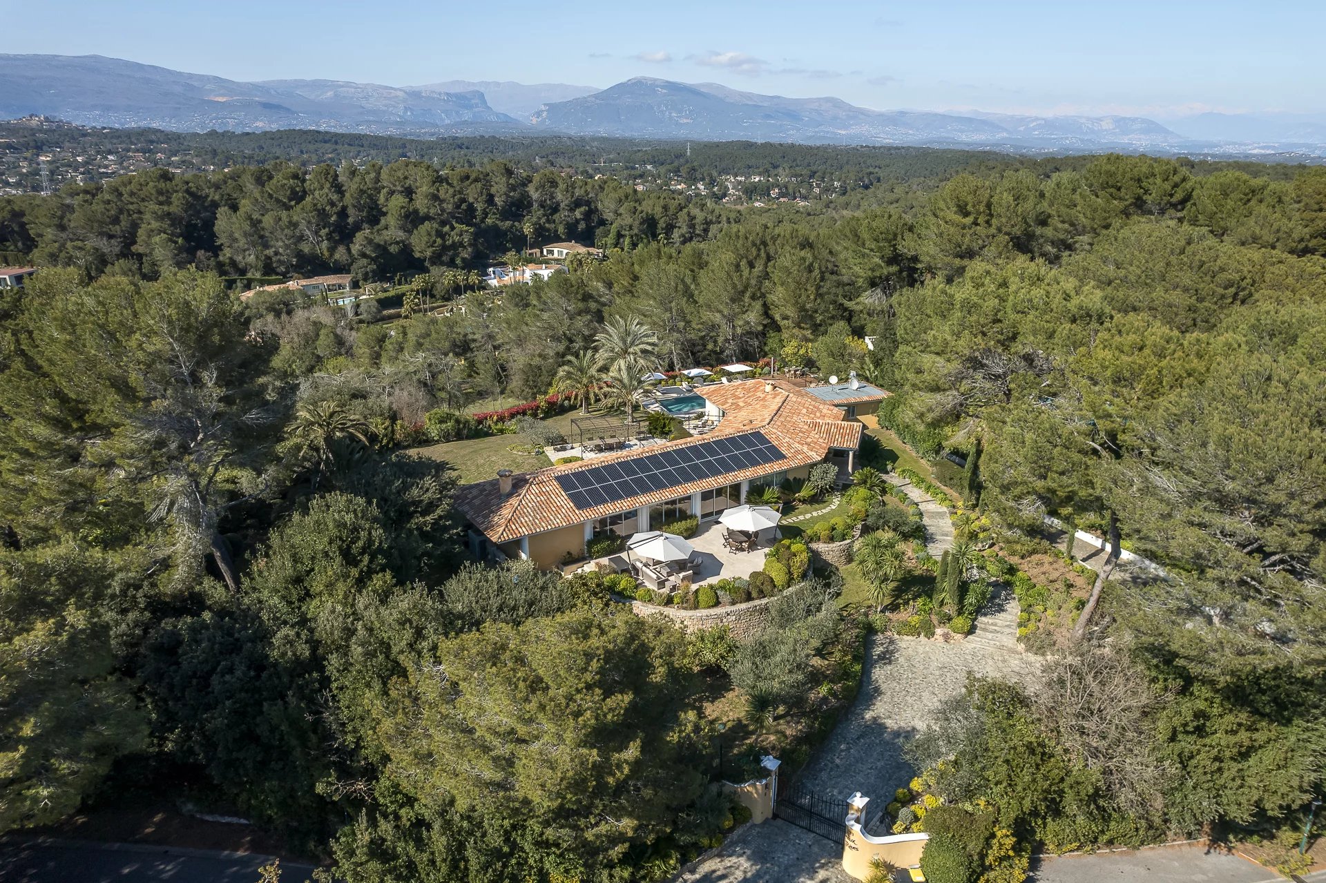 MOUGINS - MAGNIFICENT PROPERTY IN A CLOSED DOMAIN