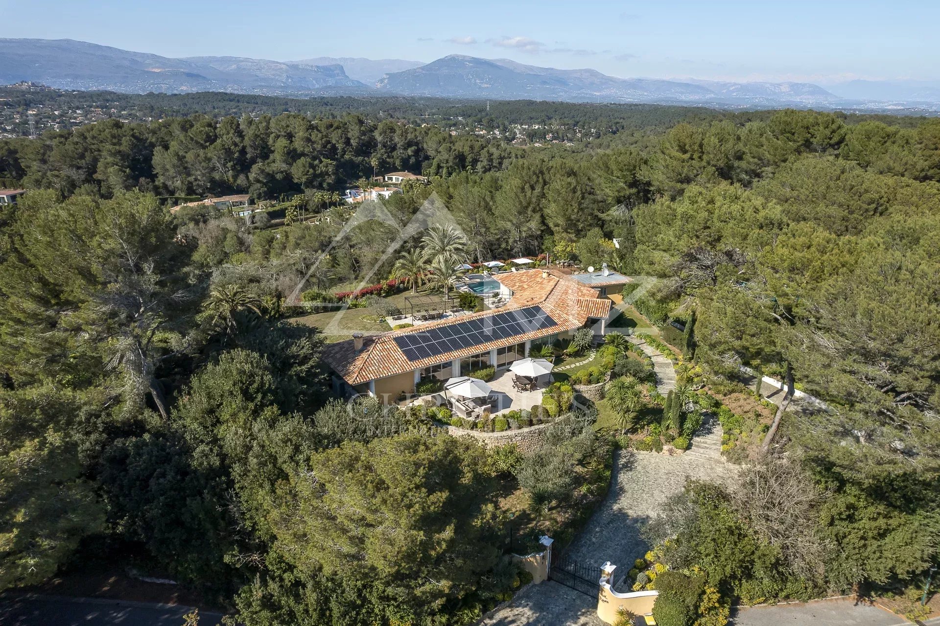 MOUGINS - MAGNIFIQUE PROPRIETE DANS UN DOMAINE FERME