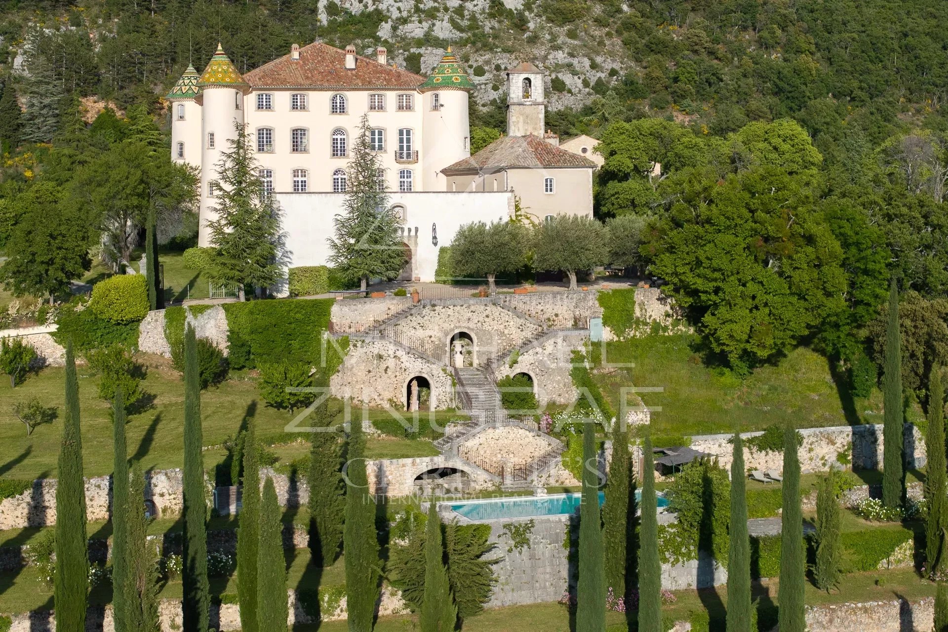 Aiguines - Remarquable domaine avec château provençal