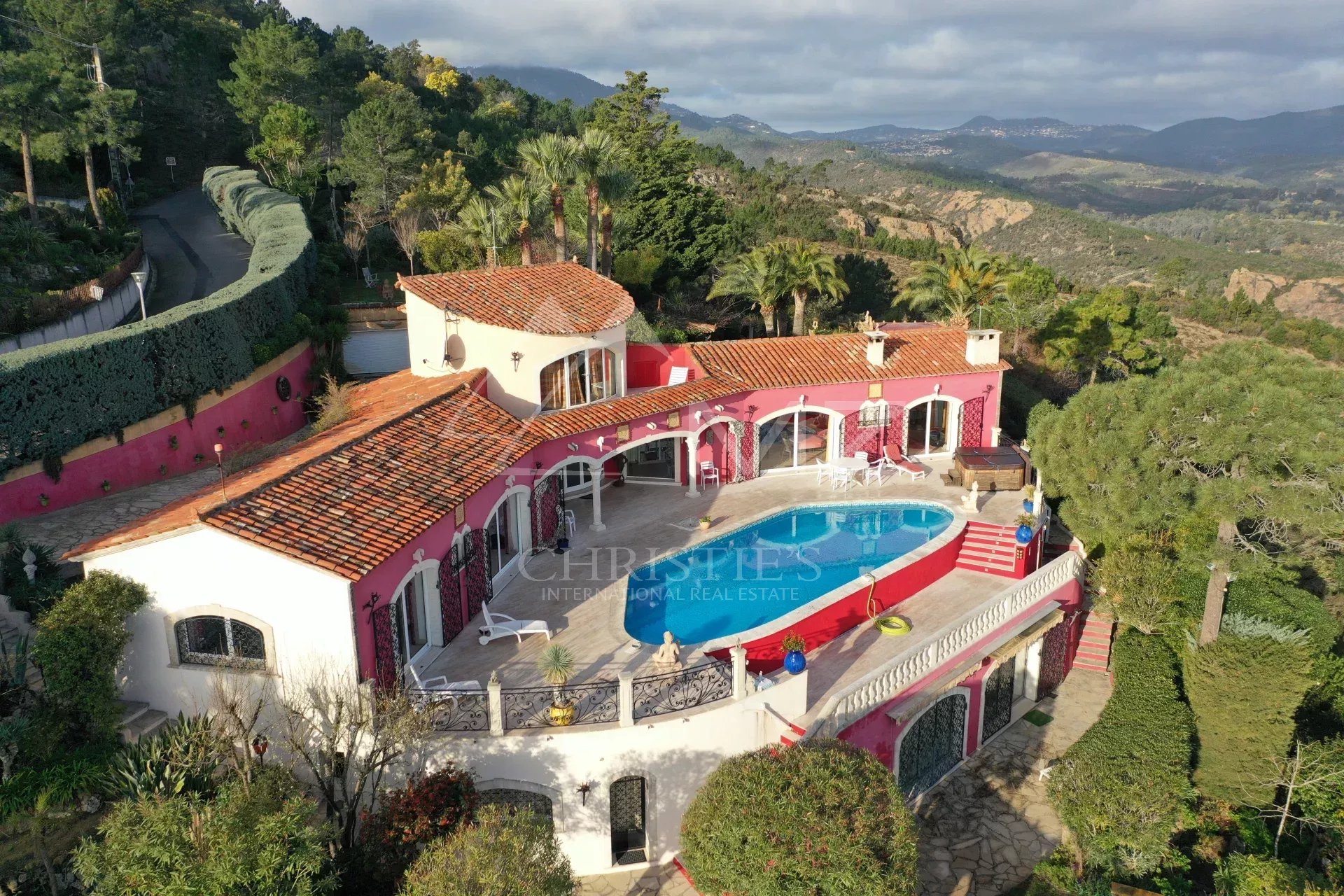 Außergewöhnliche Villa mit Meer- und Bergpanorama in Théoule sur Mer