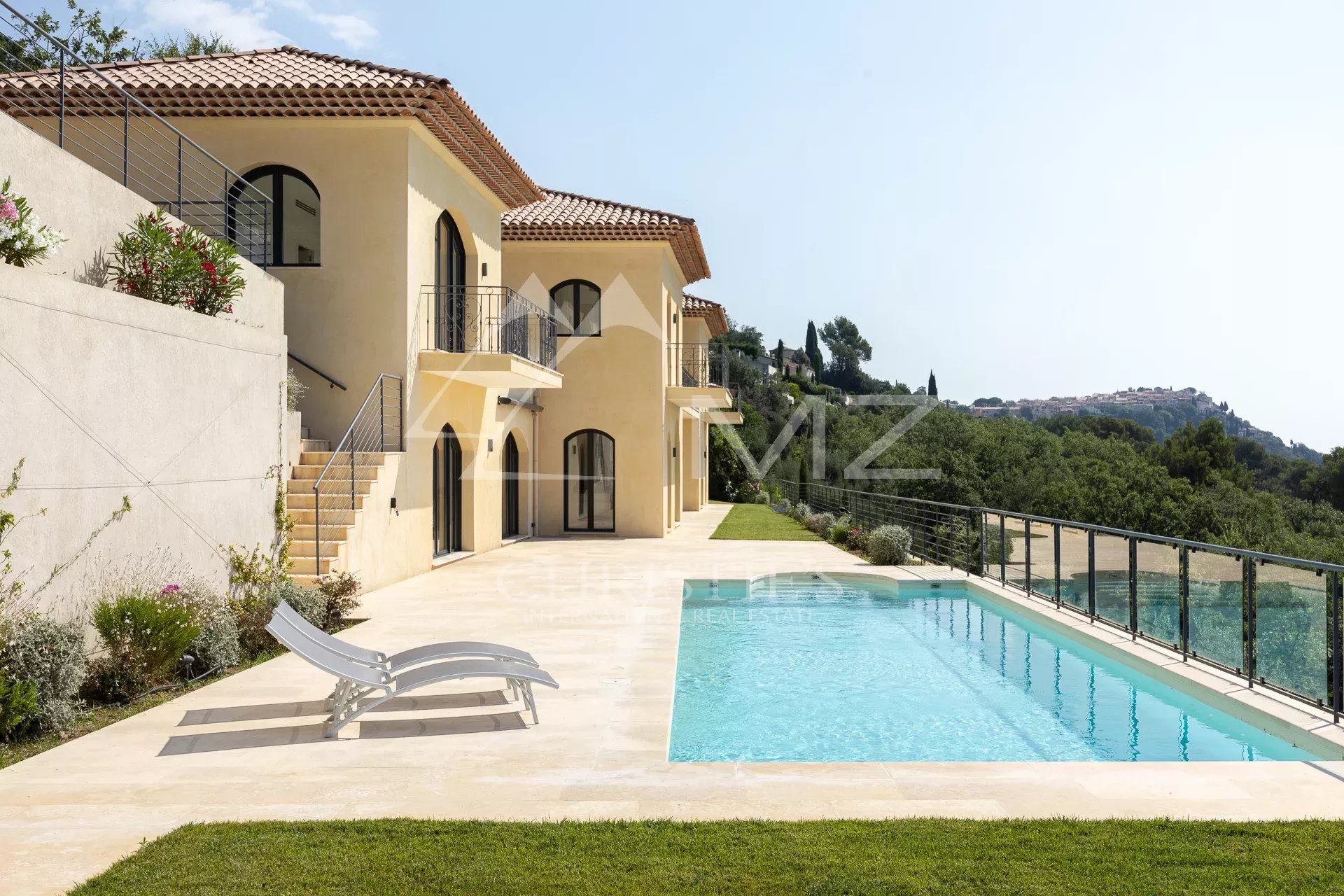 Villa au style épuré sur les balcons de la Riviera