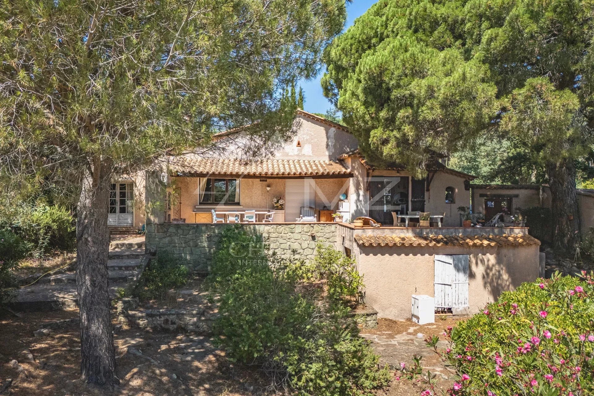 UP FOR GRABS - VILLA TO RENOVATE WITH SEA VIEW - GRIMAUD