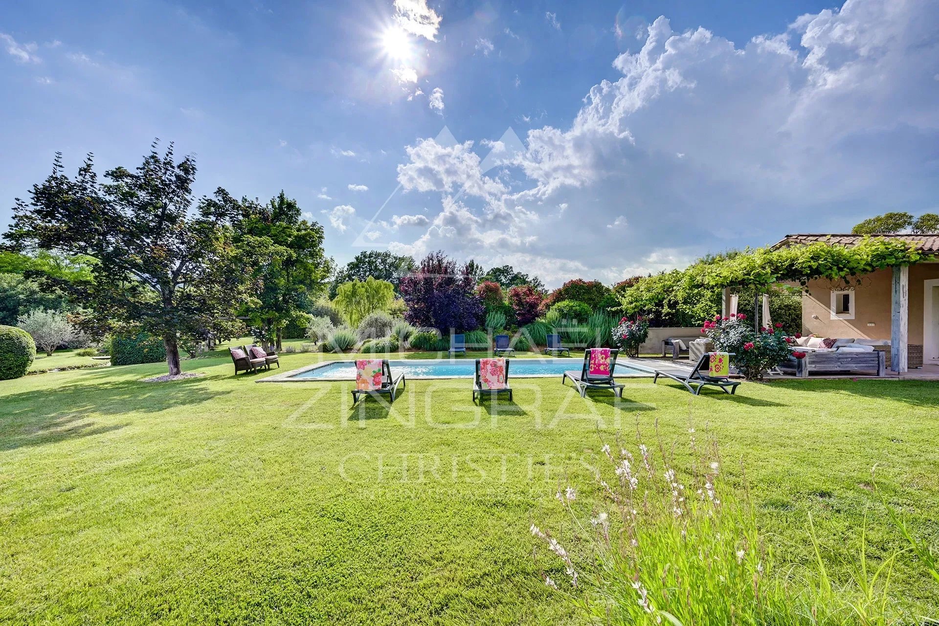 Saint-Saturnin-lès-Apt - Exceptional property with guest house and swimming pools