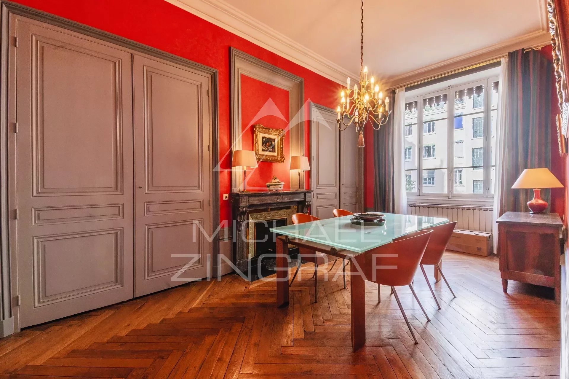 Superbe appartement d'angle dans immeuble Haussmannien