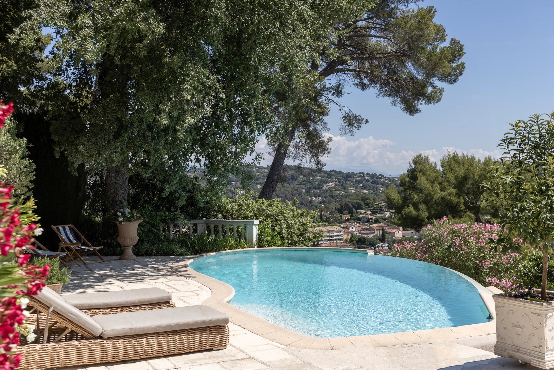 MOUGINS - Magnifique villa avec vue mer