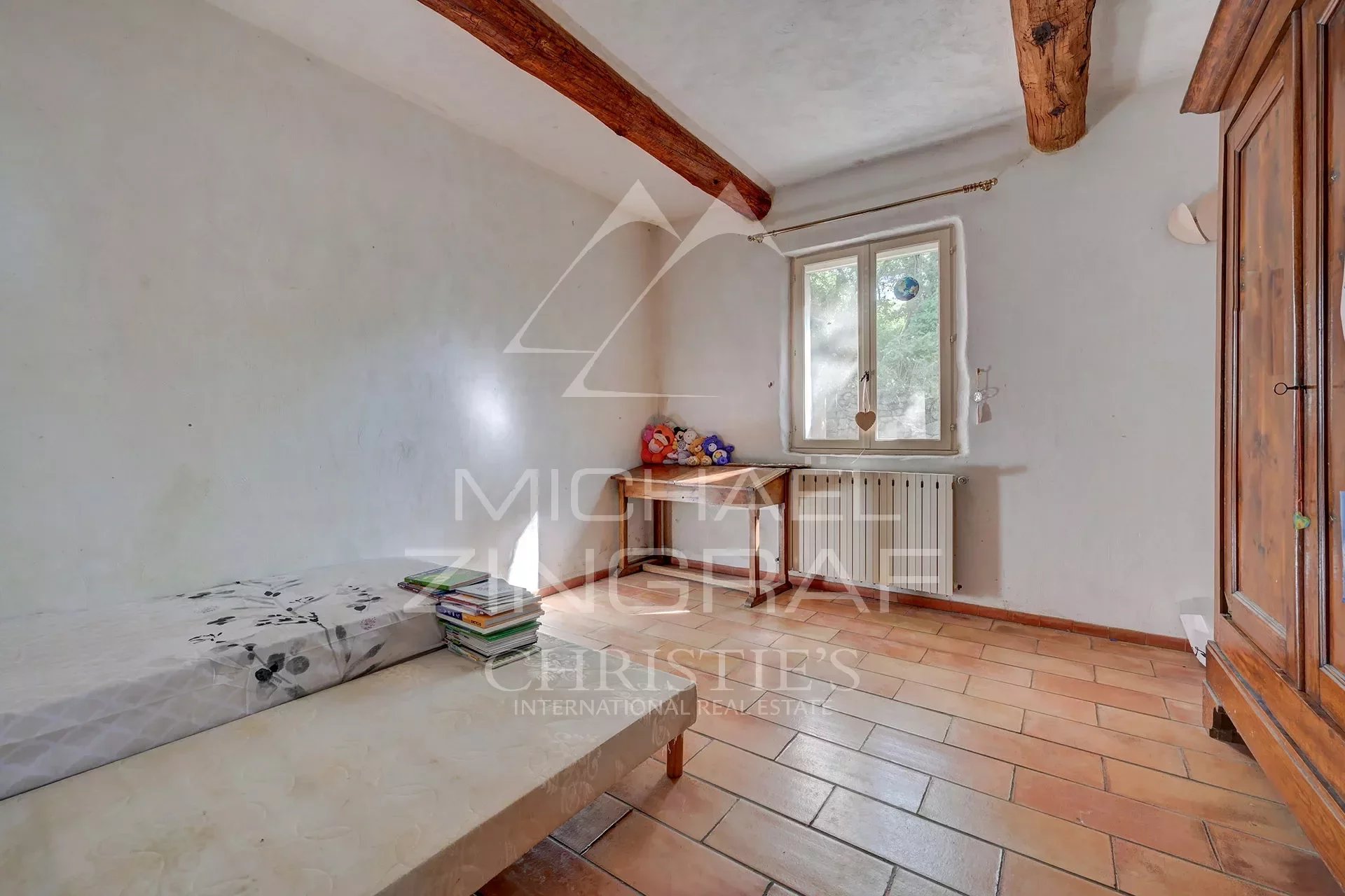 Property with a view of Lourmarin Castle