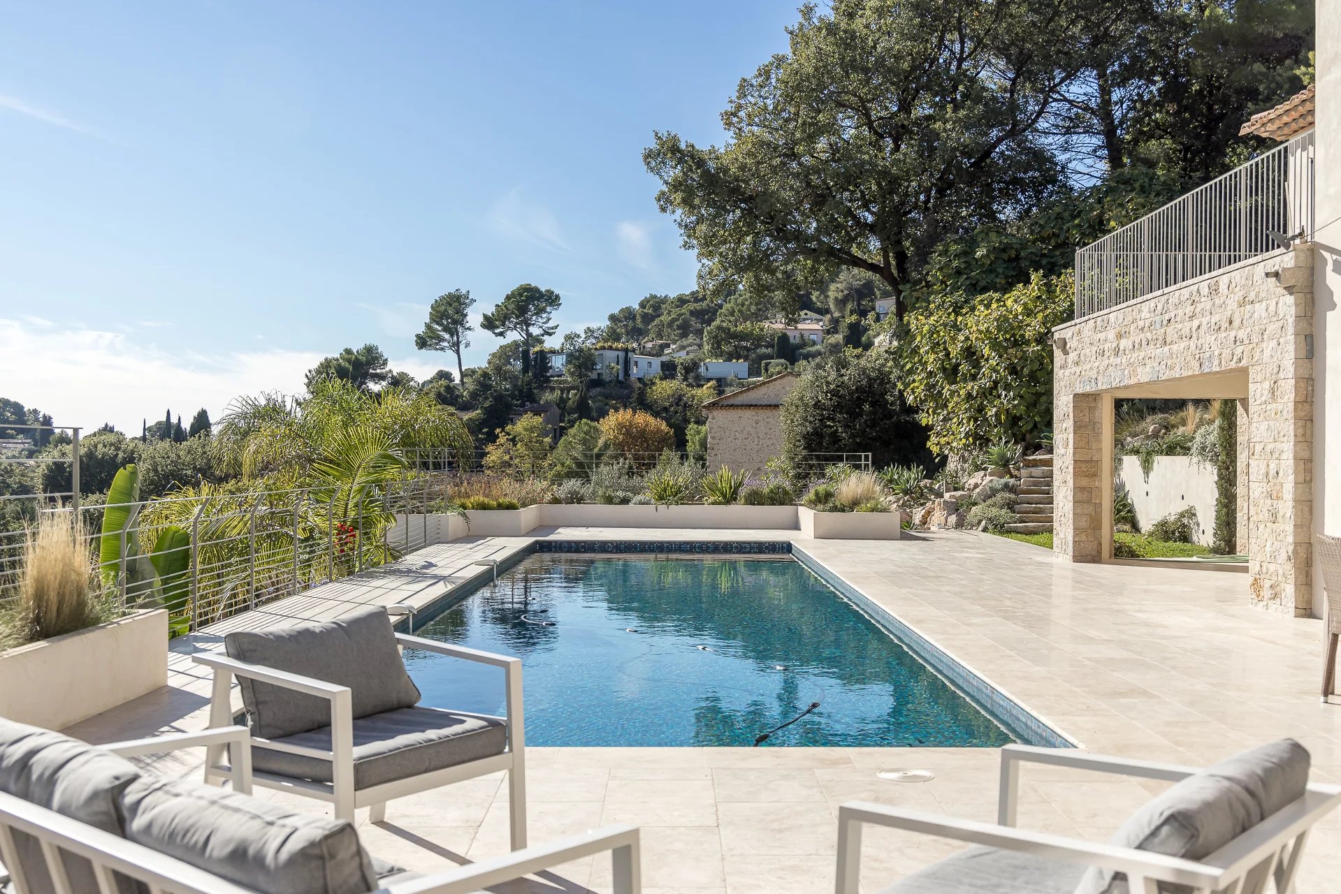 Quartier résidentiel, villa récente avec vue dégagée sur les collines et la mer