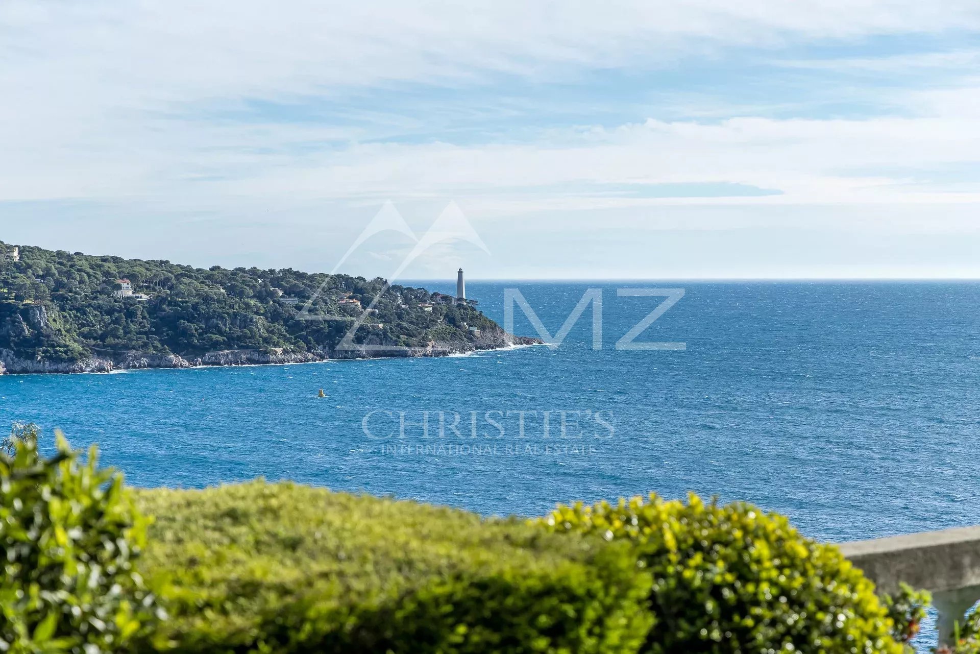 Luxusvilla mit panoramablick auf das meer