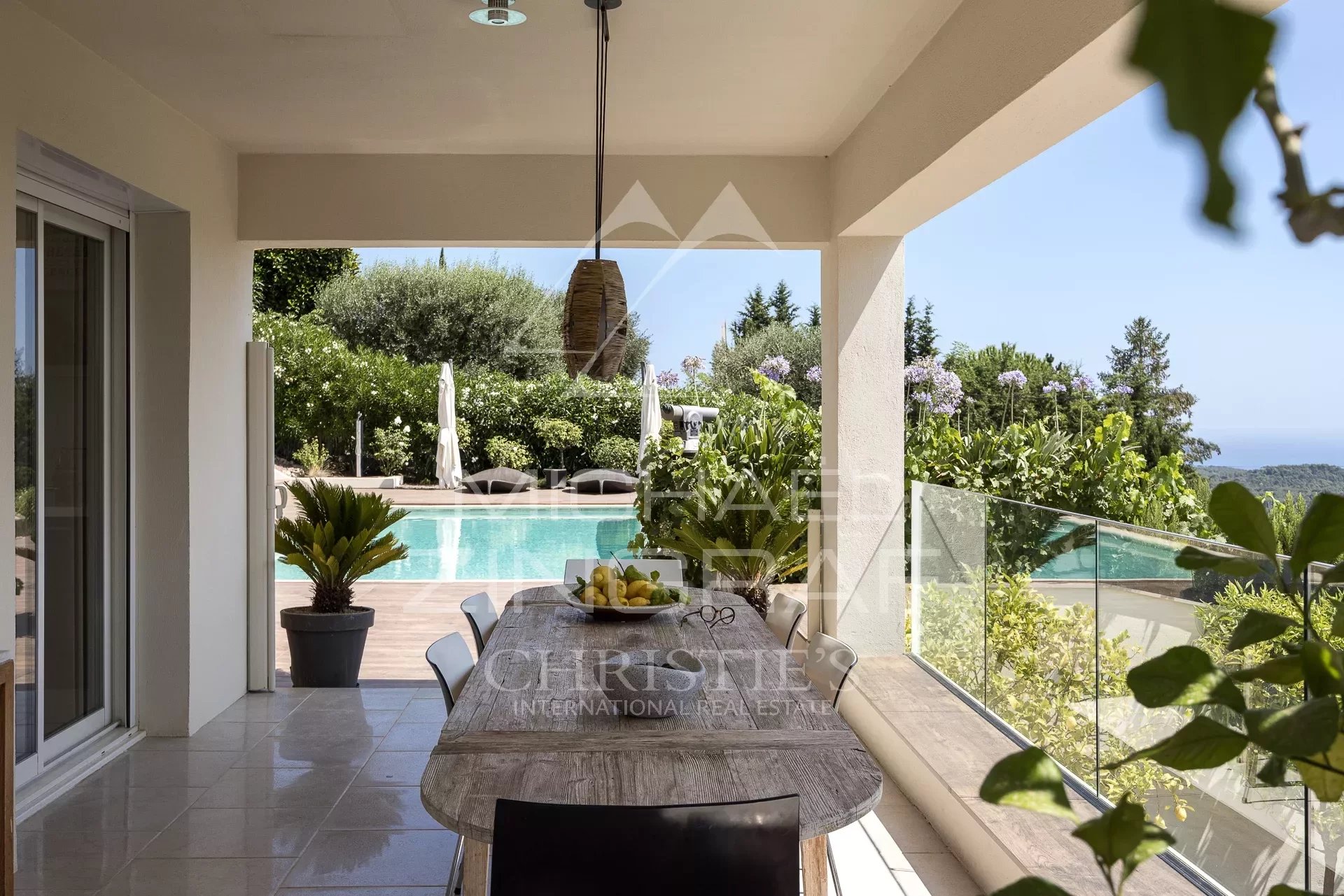 Close to Saint-Paul-de-Vence - Modern property and panoramic views