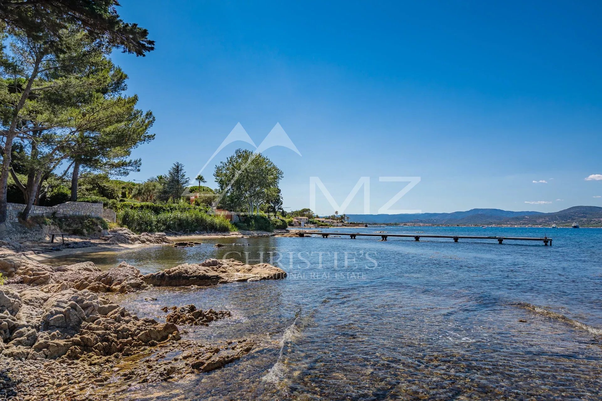 Proche Saint-Tropez - Propriété pieds dans l'eau