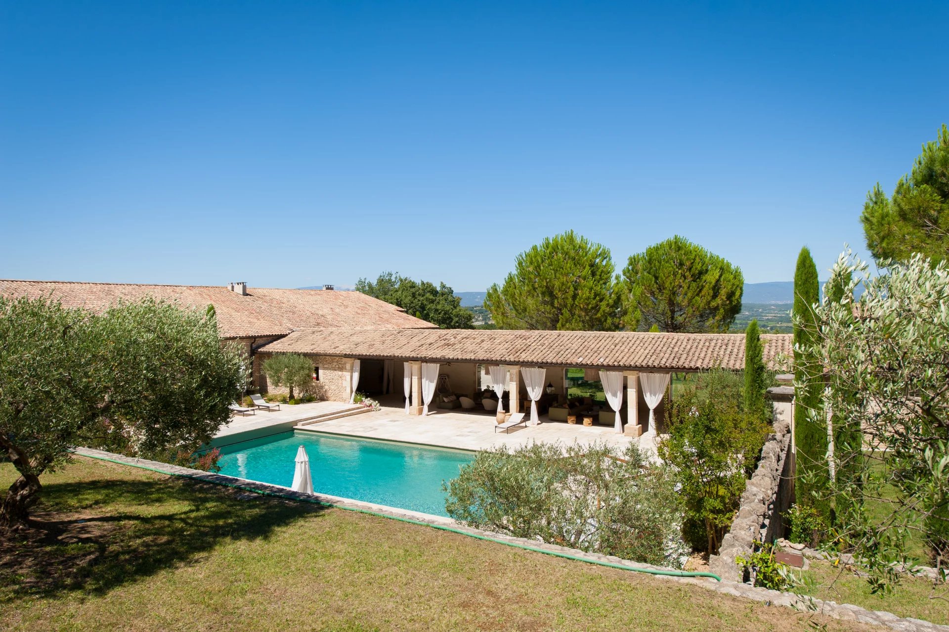 Luberon - Somptueux domaine avec tennis et piscine chauffée