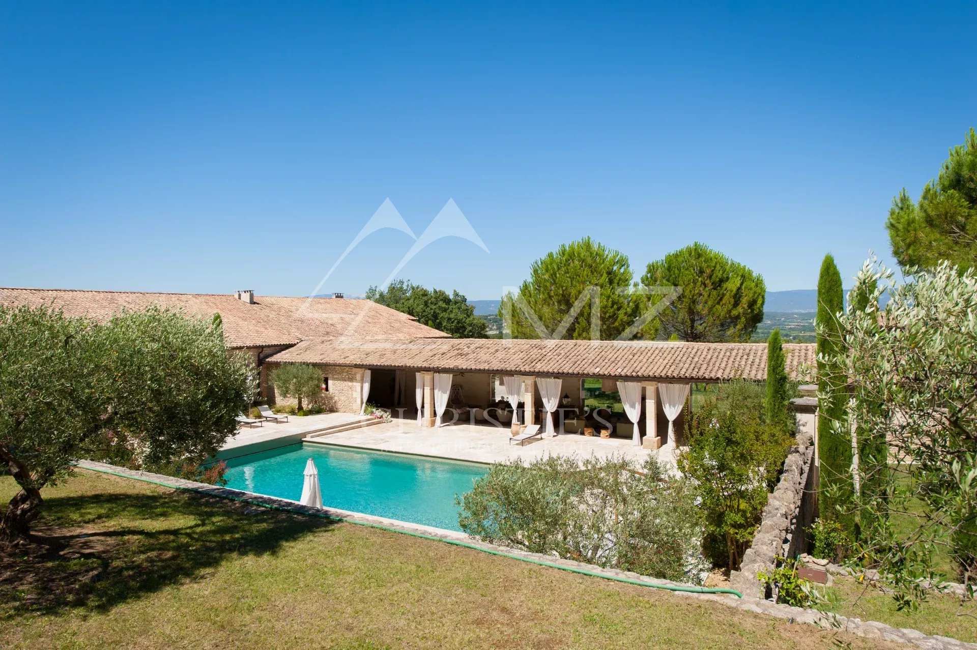 Luberon - Stunning property with heated pool and tennis court