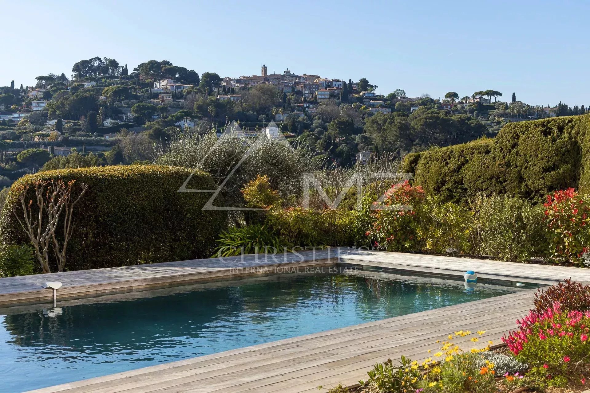 MOUGINS  - Domaine fermé, vue collines et village