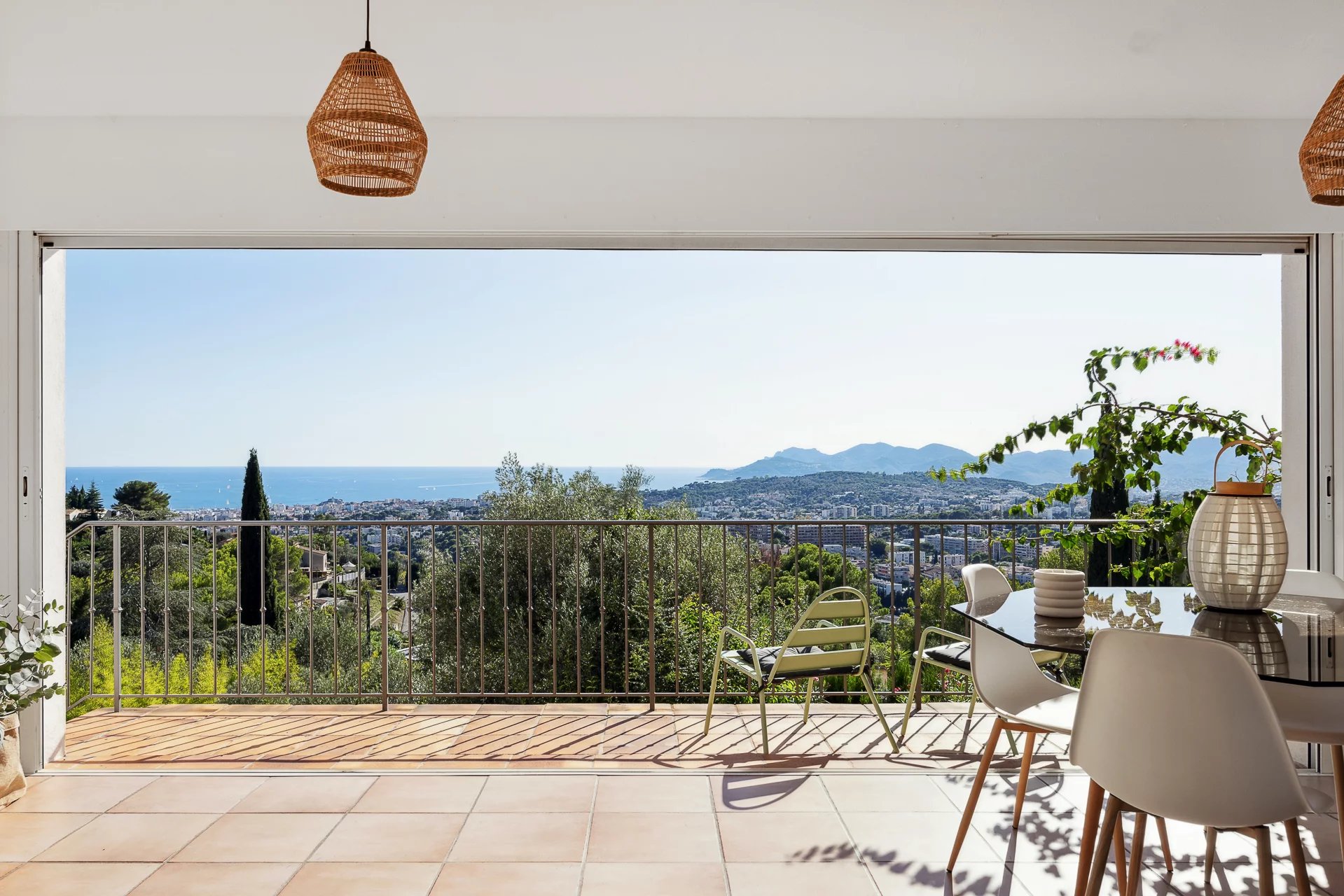 Villa contemporaine avec vue panoramique sur les collines et la mer