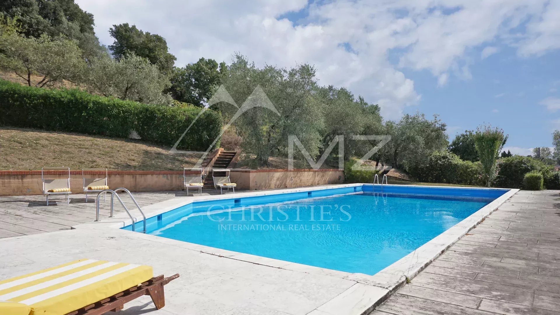 Elégante villa avec piscine, vignoble et grand terrain à une courte distance de la mer