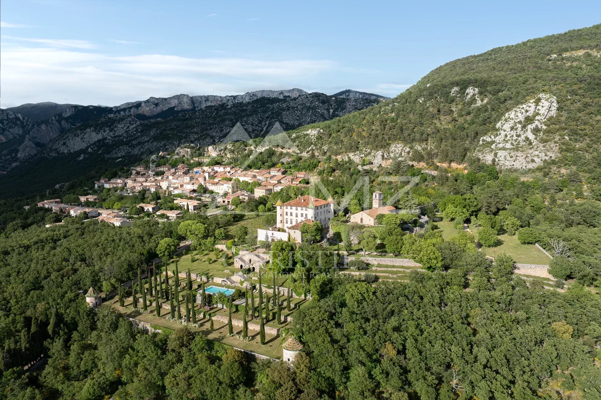 Aiguines - Remarquable domaine avec château provençal