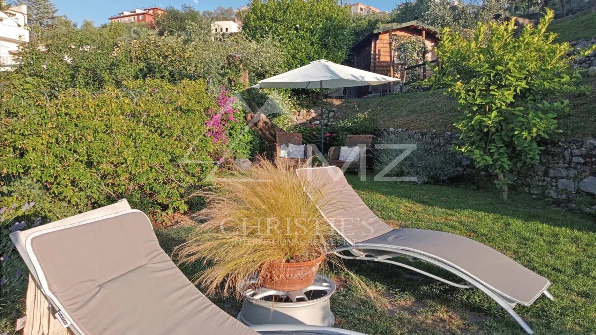 Villa located in the main square of Lerici with garden and sea view