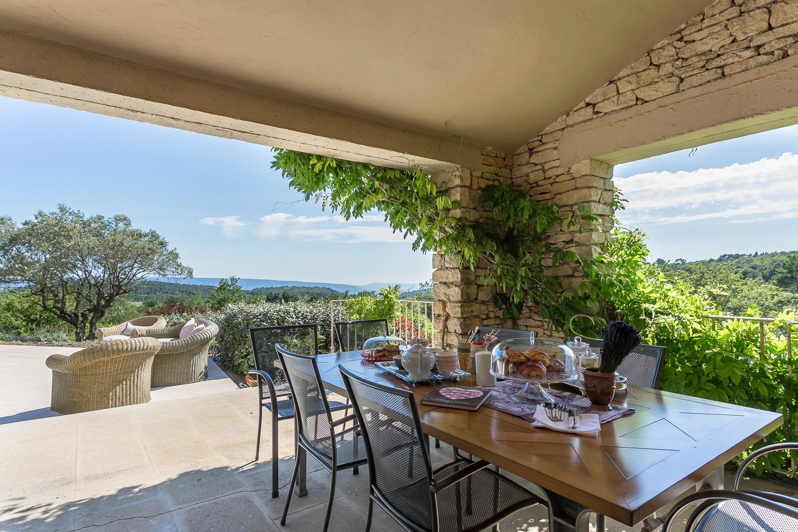 Proche Gordes - Belle maison de vacances avec vue et grande piscine