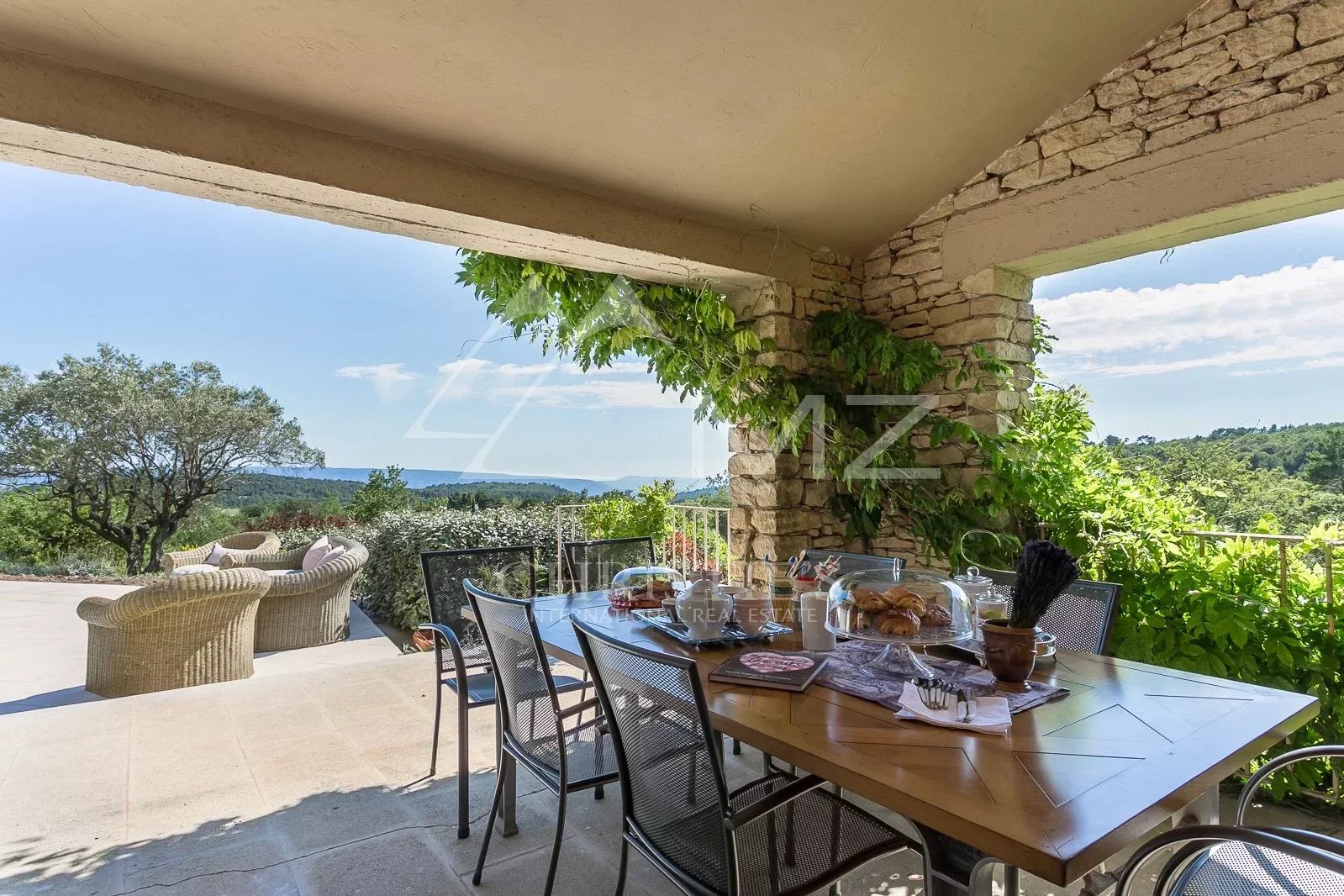 Proche Gordes - Belle maison de vacances avec vue et grande piscine