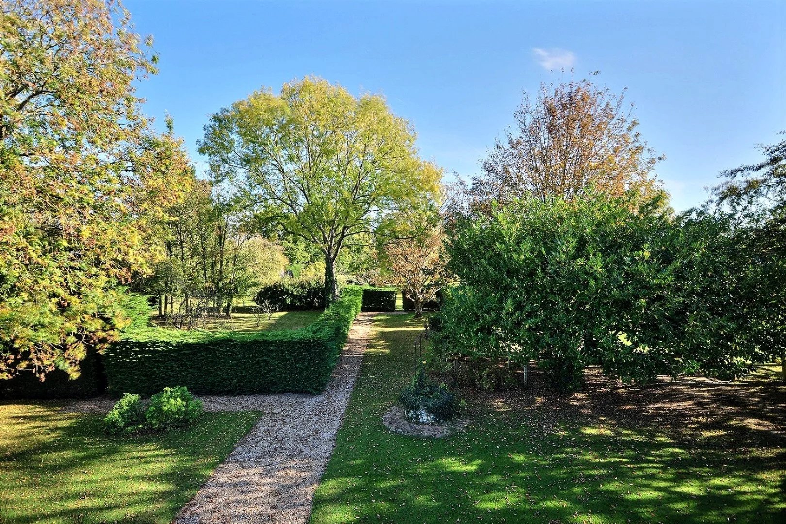 ELEGANT MANOIR DU XVIIIème AVEC DÉPENDANCES PROCHE DE LA MER