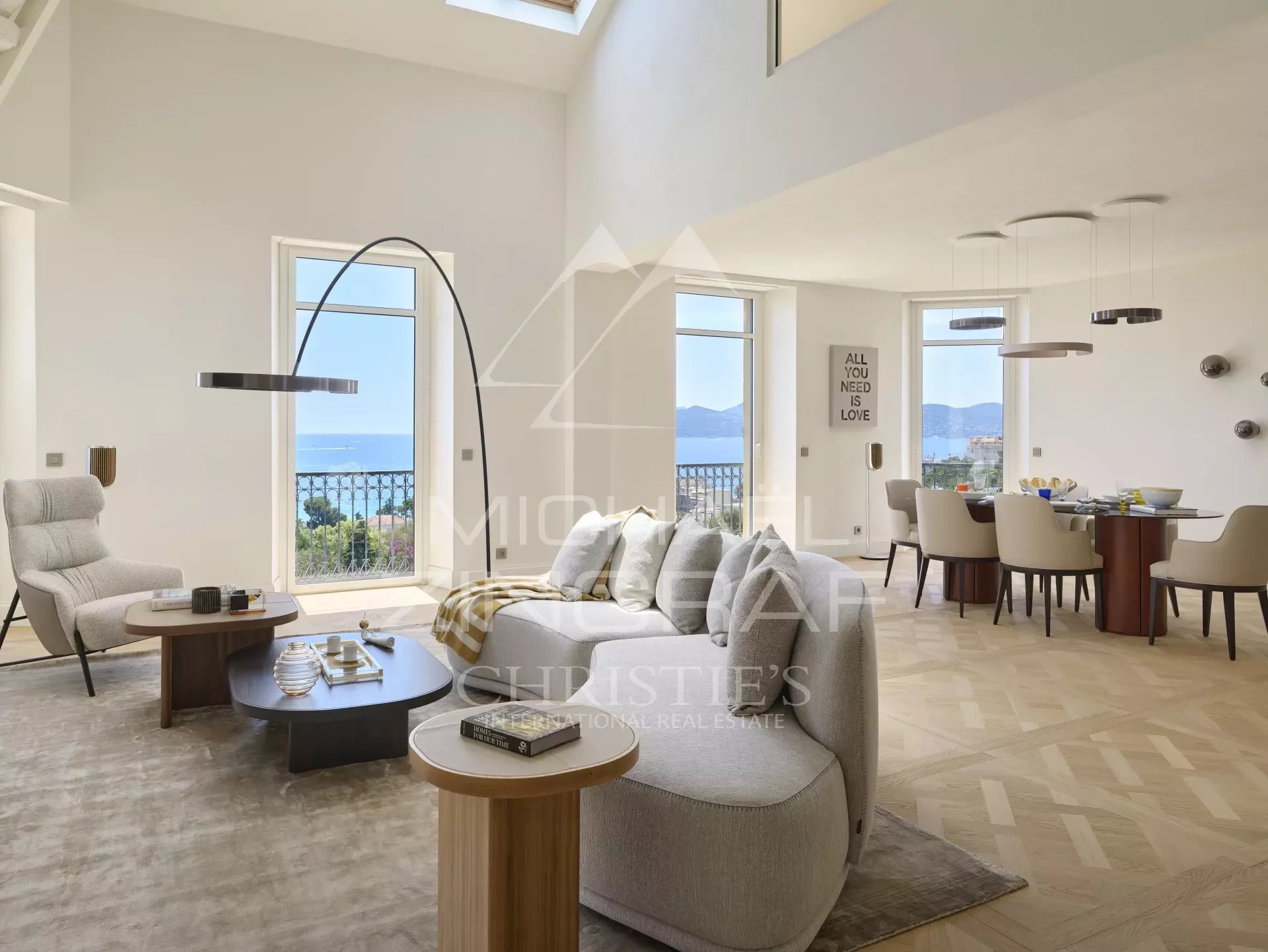 SUPERB BOURGEOIS FLAT WITH SEA VIEW