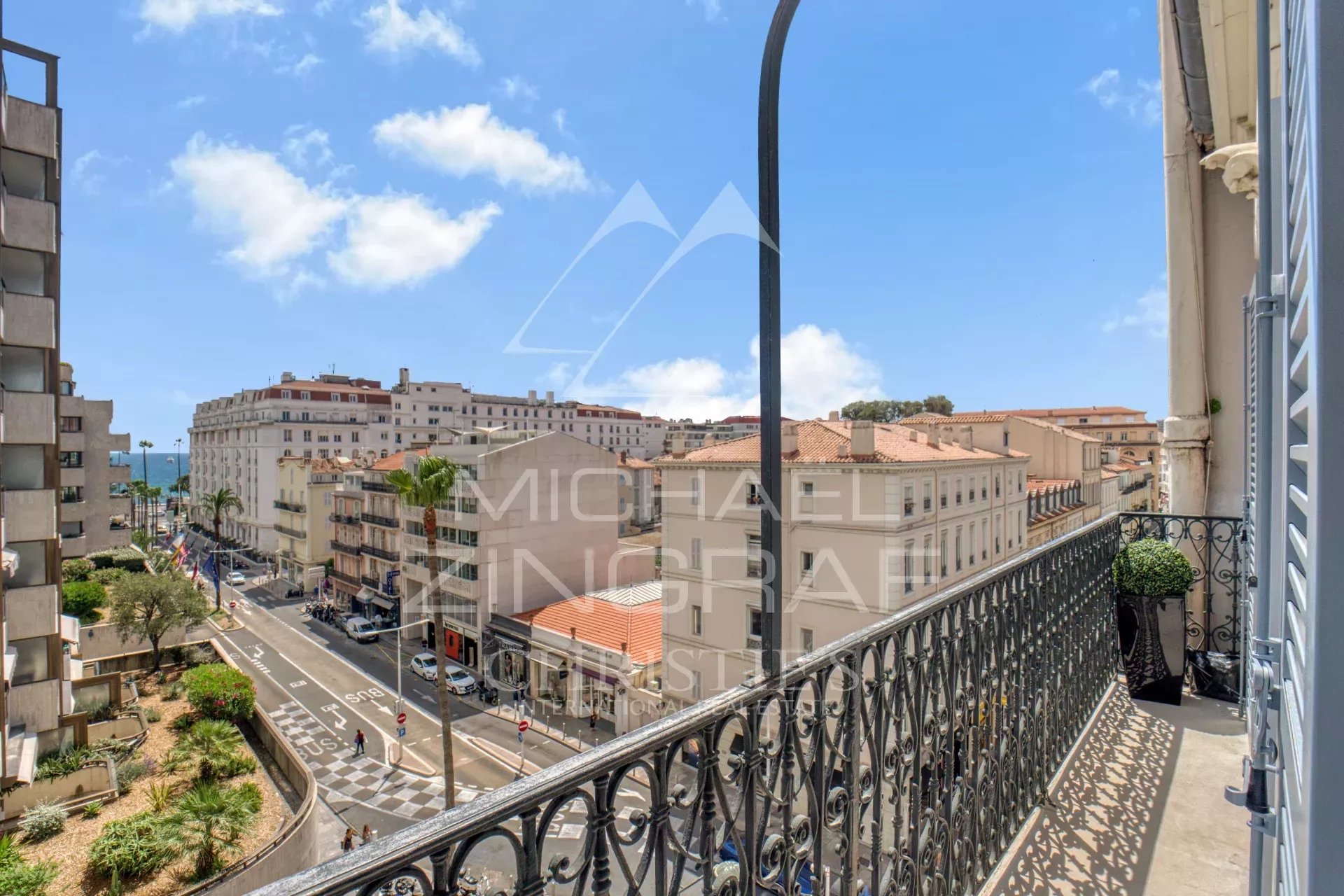 RUE D'ANTIBES - TOP FLOOR SEA VIEW - 4 ROOMS.