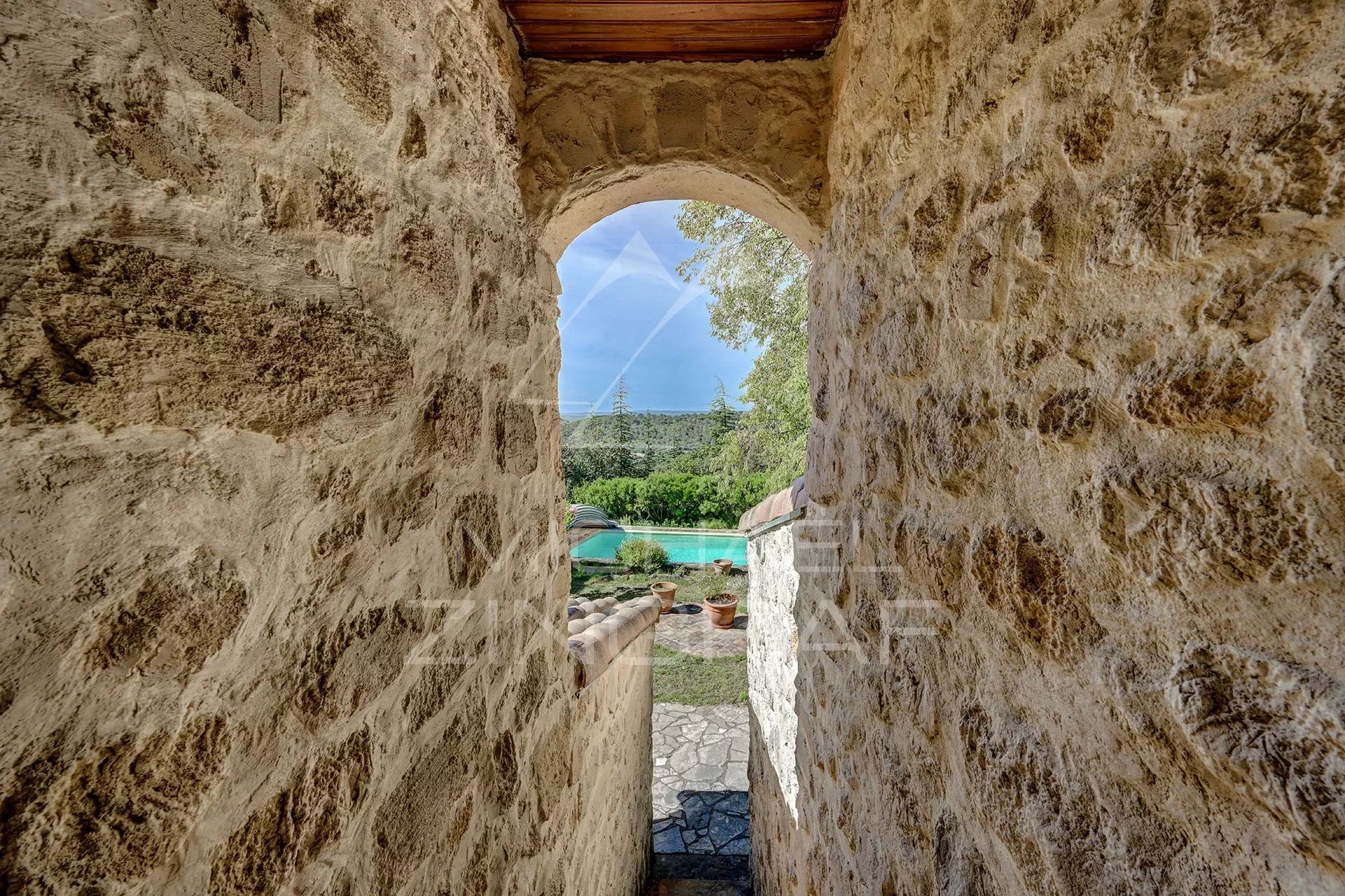 Entre Uzès et les Cévennes : sur 2 hectares, magnifique propriété