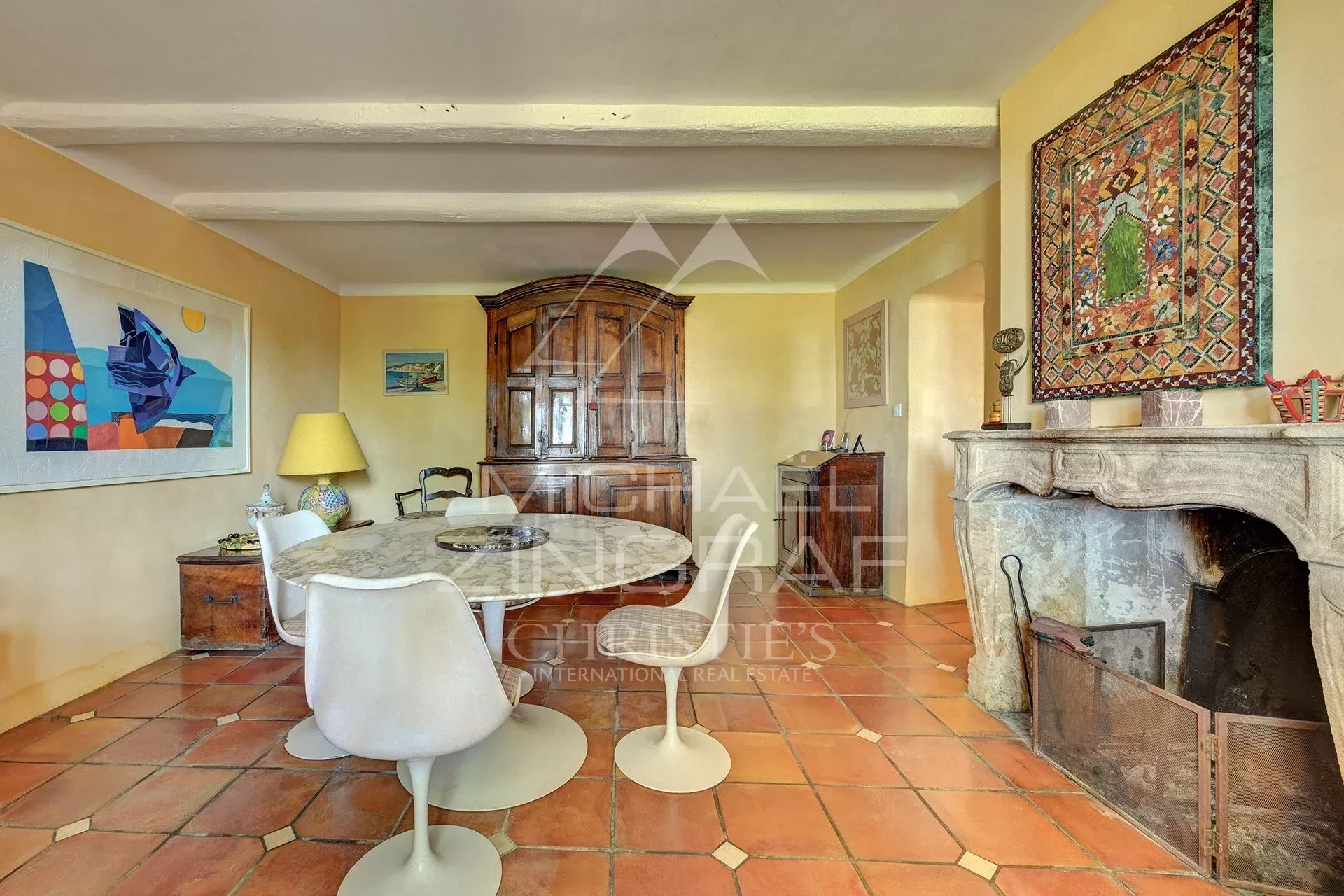 Near Aix-en-Provence, charming property with swimming pool and tennis