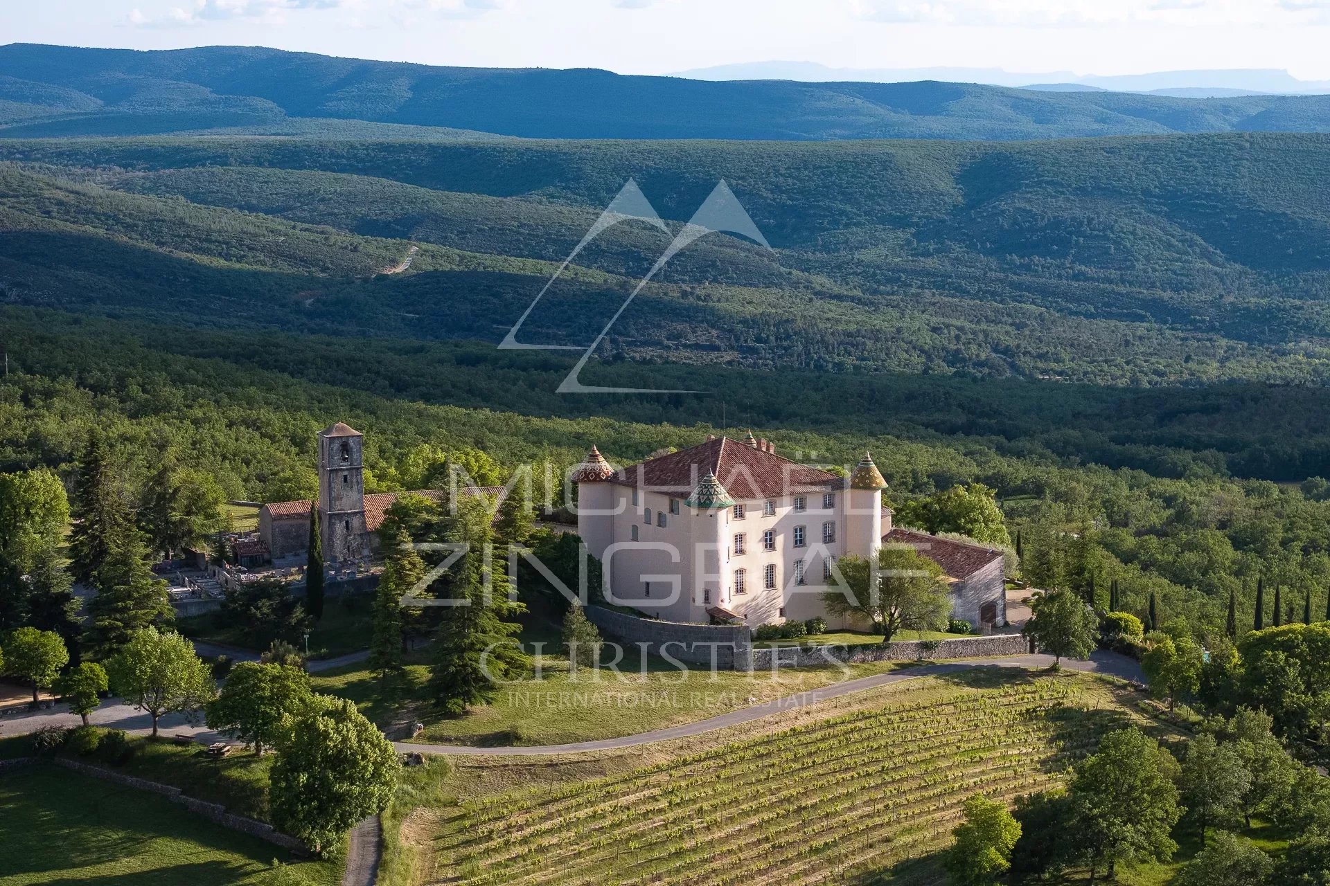 Aiguines - Remarquable domaine avec château provençal