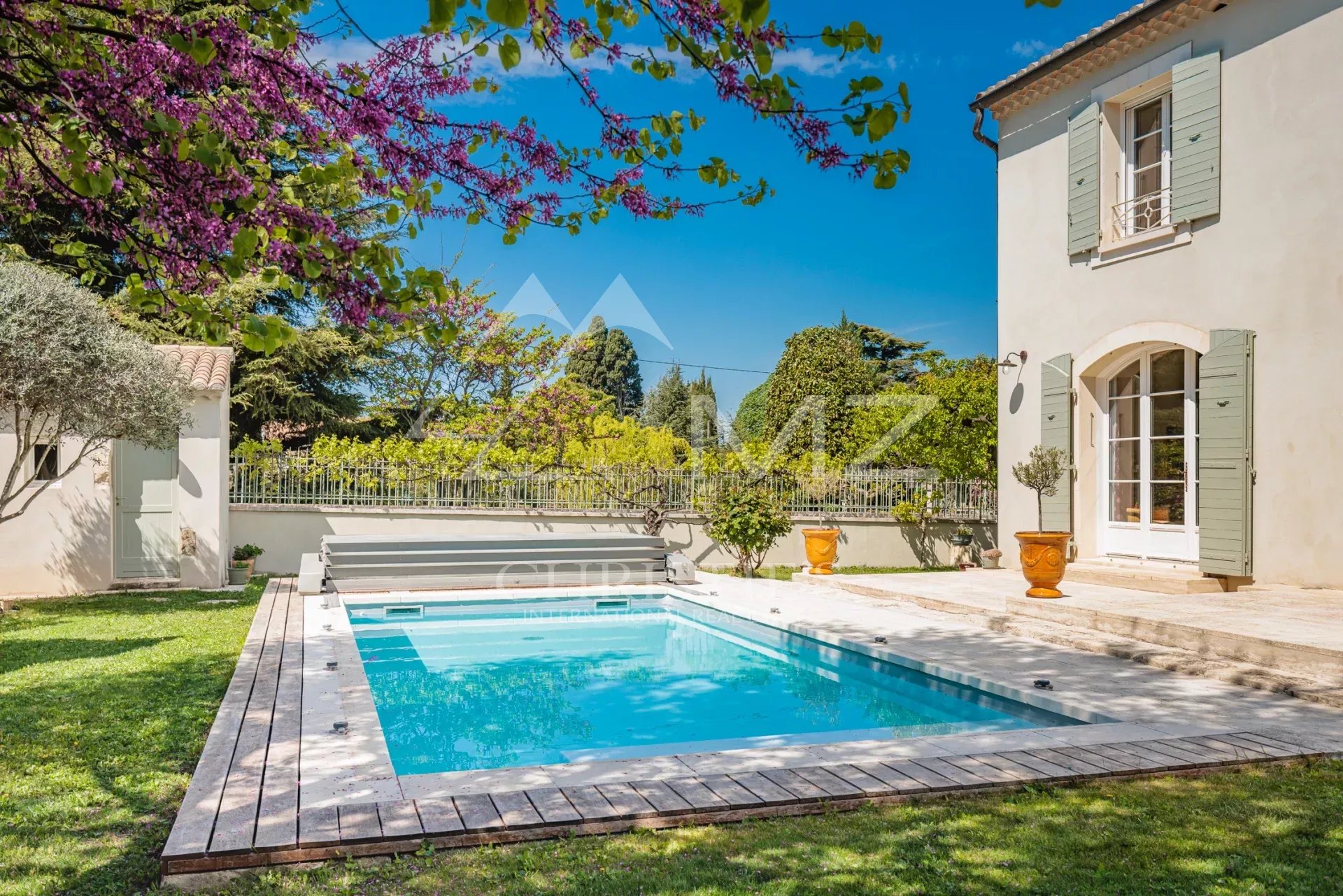 Maison de ville avec piscine et jardin