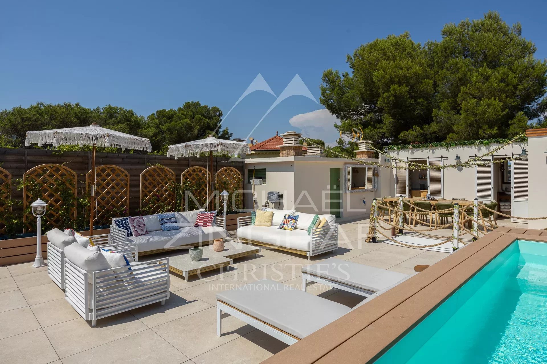 Prestigious flat with rooftop pool in Cannes