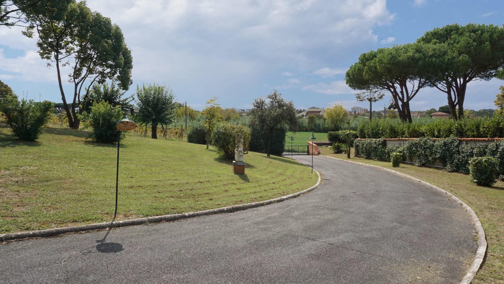 Elégante villa avec piscine, vignoble et grand terrain à une courte distance de la mer