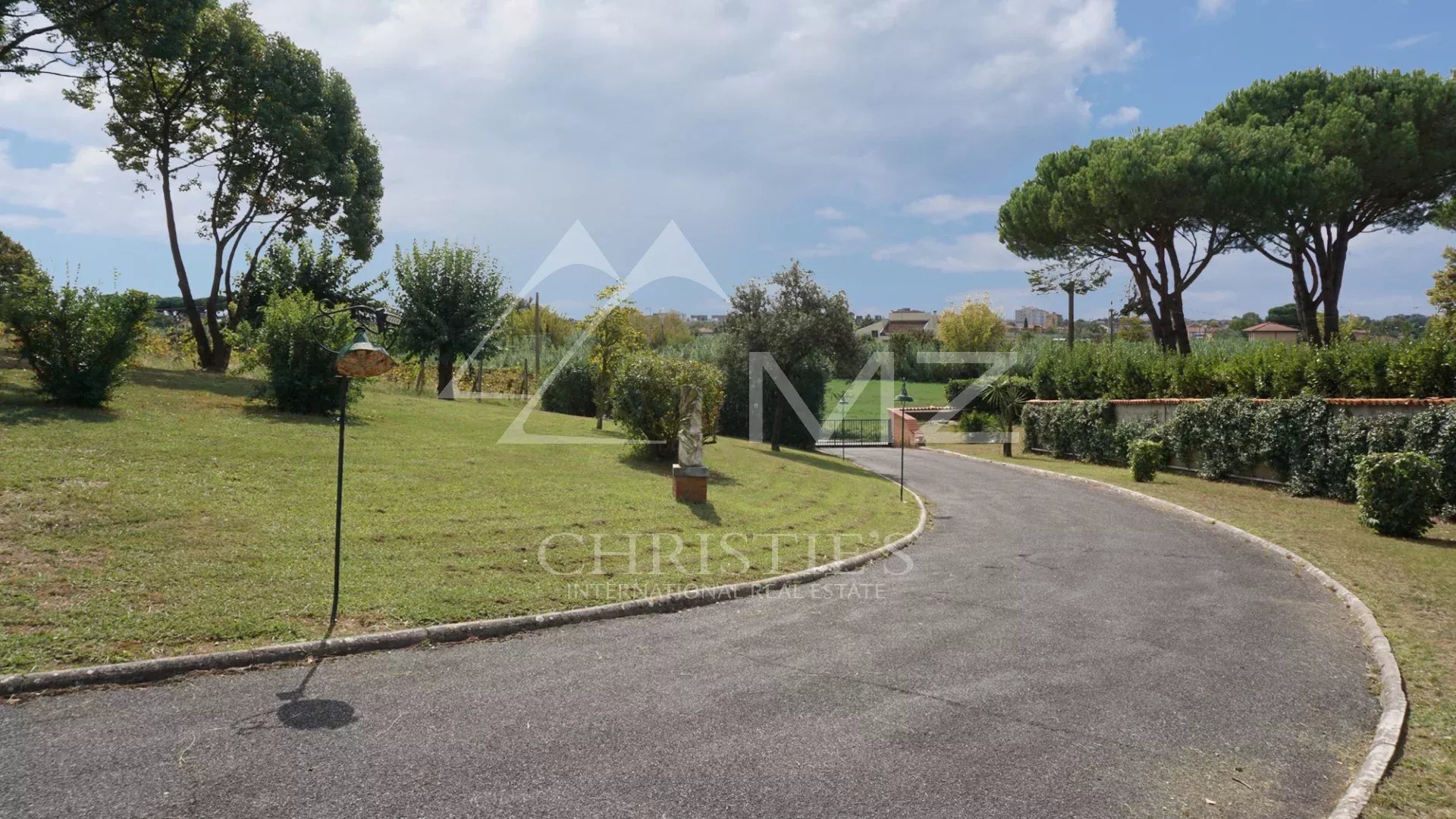 Elégante villa avec piscine, vignoble et grand terrain à une courte distance de la mer