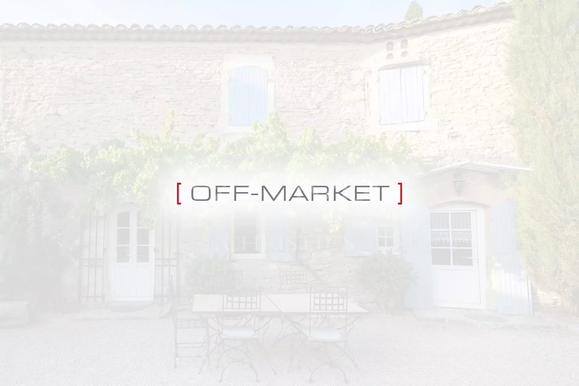 OFF MARKET - PROPRIETE PROVENCALE - VUE MER ET CHATEAU - GRIMAUD