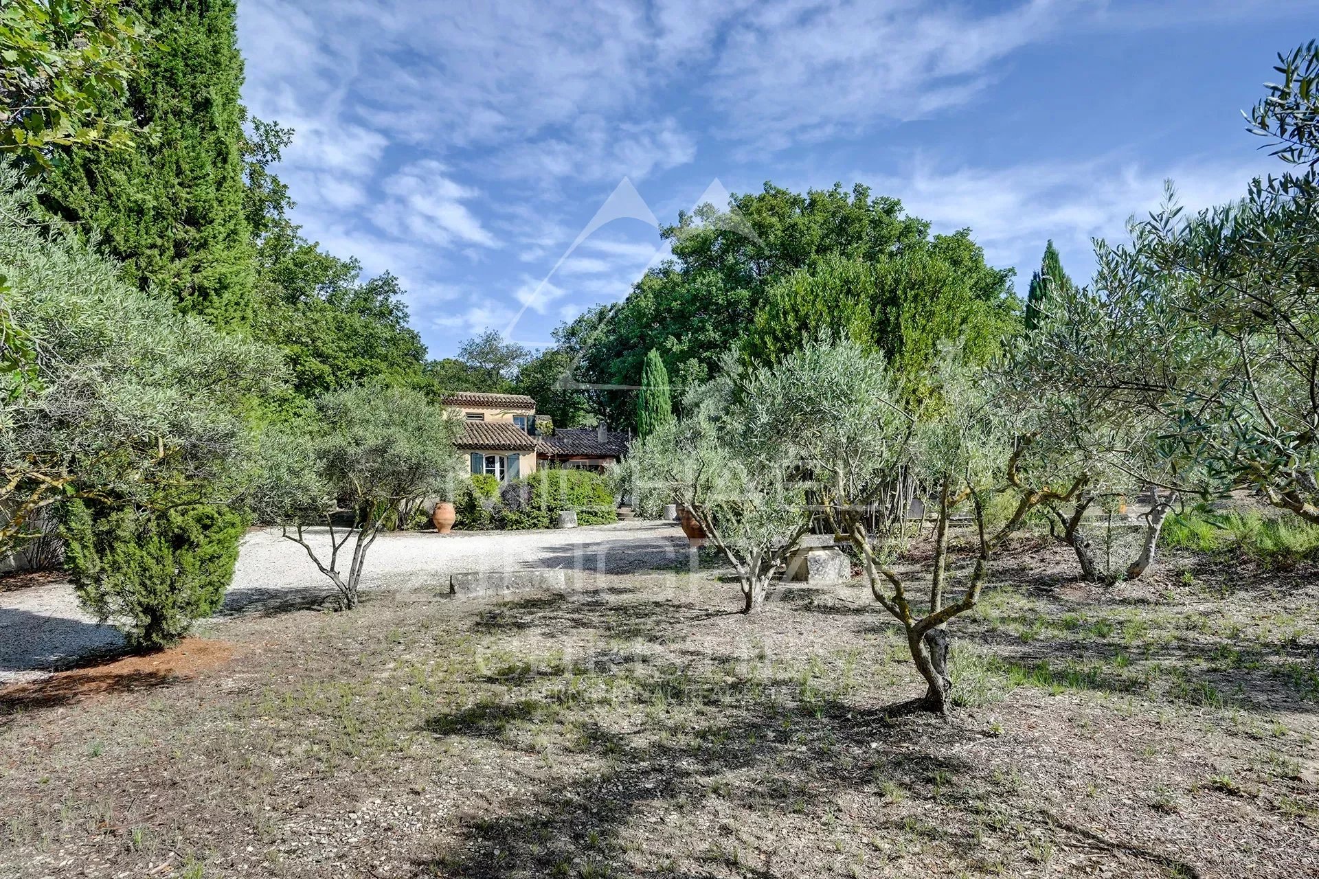 Anwesen mit Blick auf das Schloss von Lourmarin